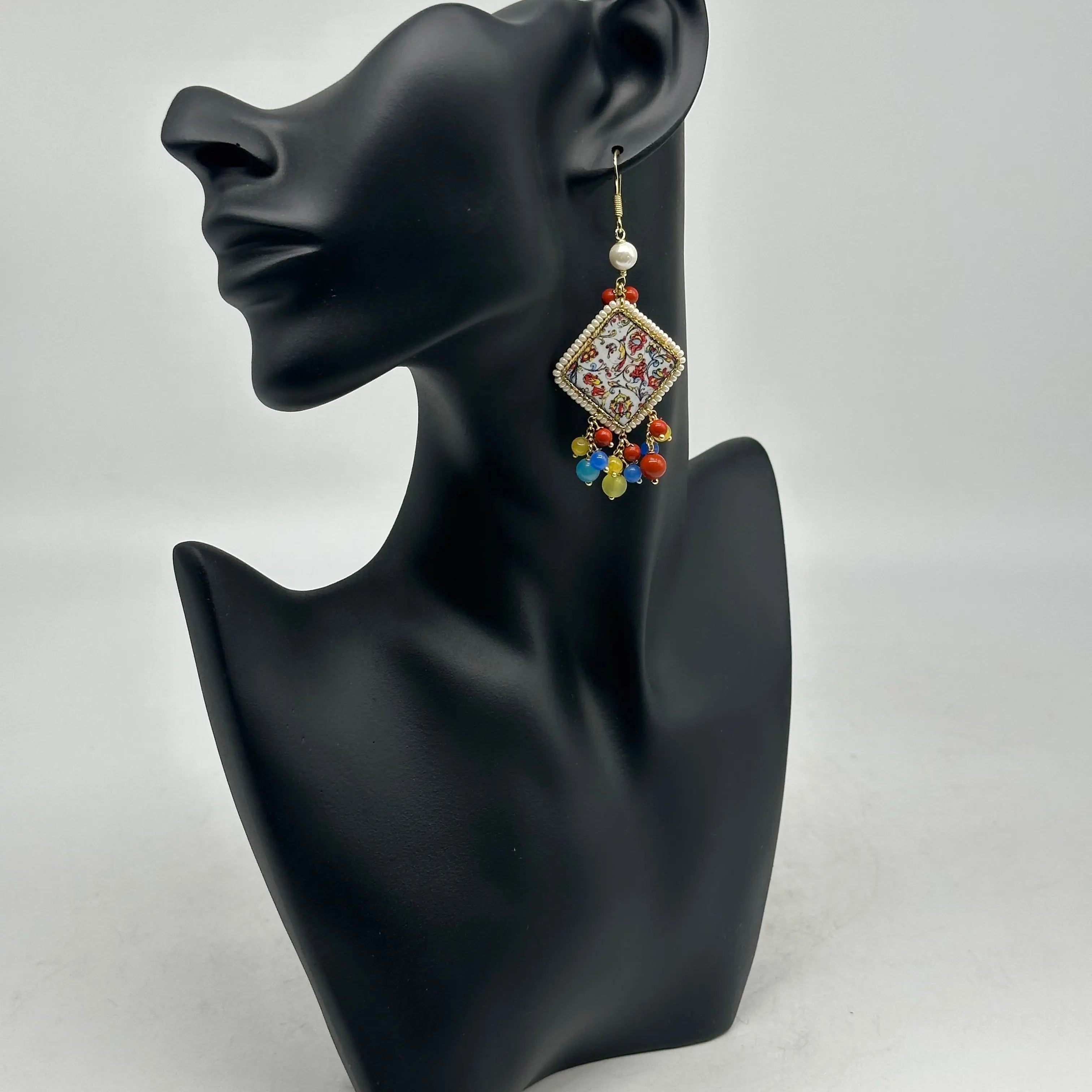 Orecchini Piastrella Ceramica di Caltagirone, cornice bianca, pietre, perle V.6 DD Ceramiche Siciliane