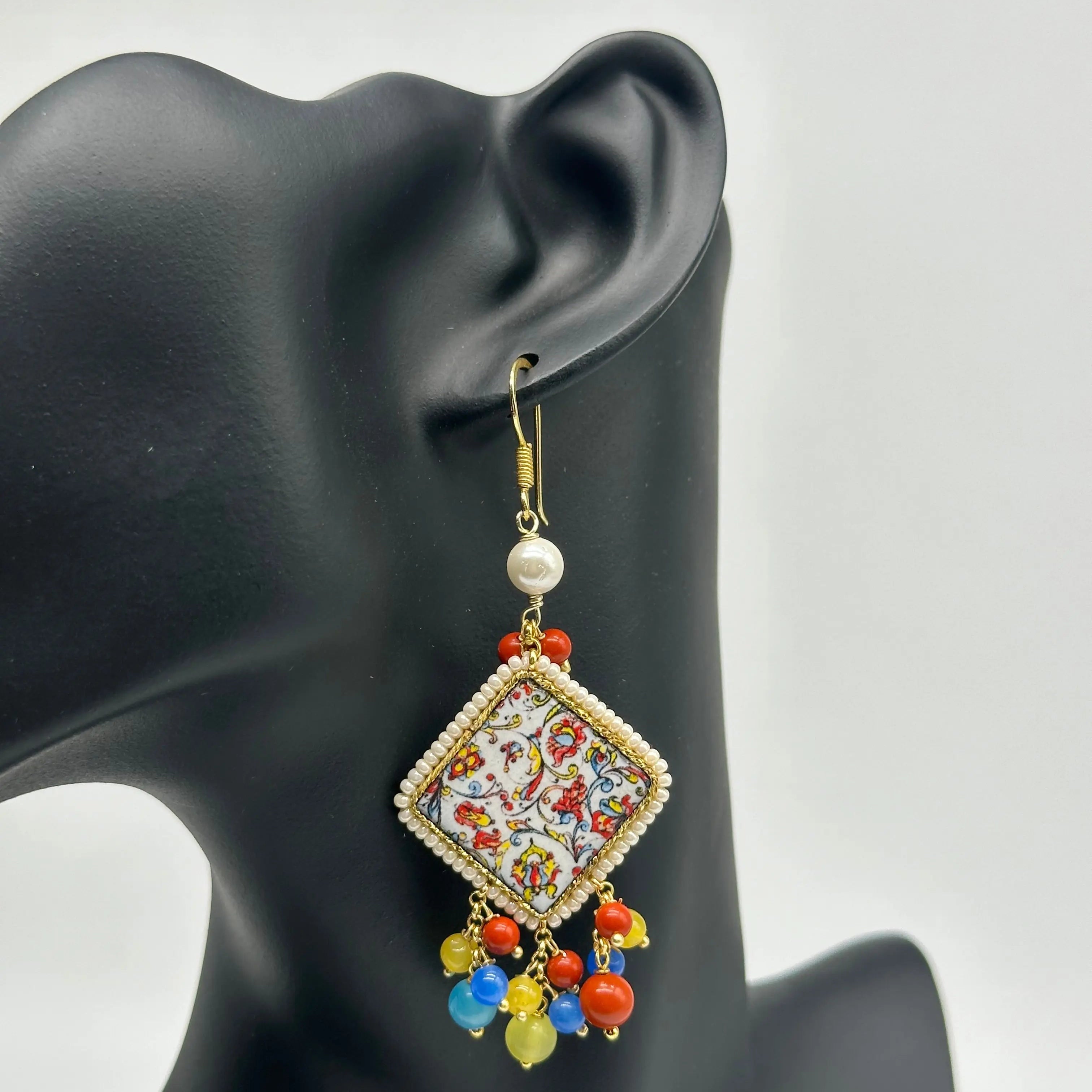 Orecchini Piastrella Ceramica di Caltagirone, cornice bianca, pietre, perle V.6 DD Ceramiche Siciliane