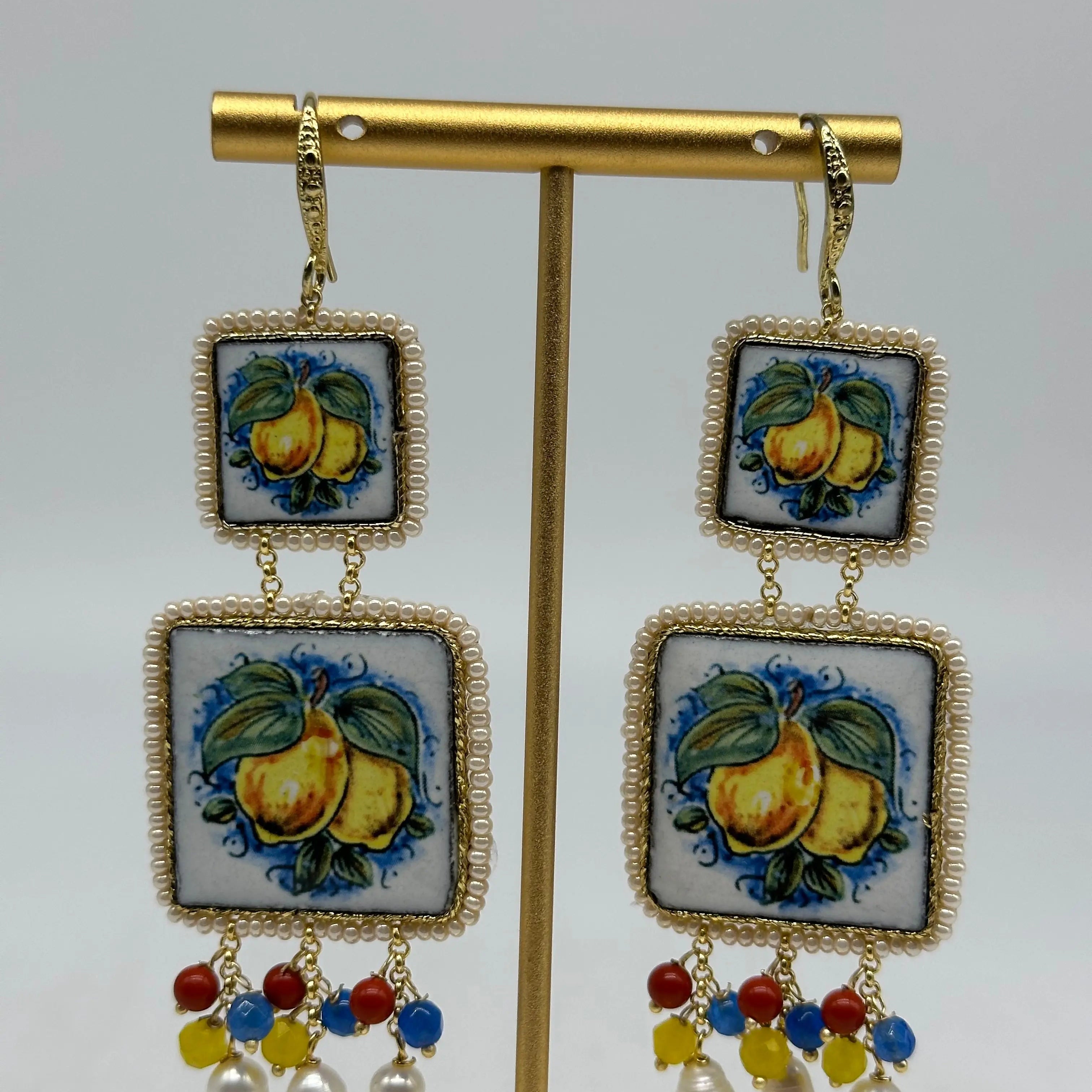 Orecchini Piastrella Ceramica di Caltagirone, cornice bianca, pietre, perle V.2 DD CERAMICHE SICILIANE