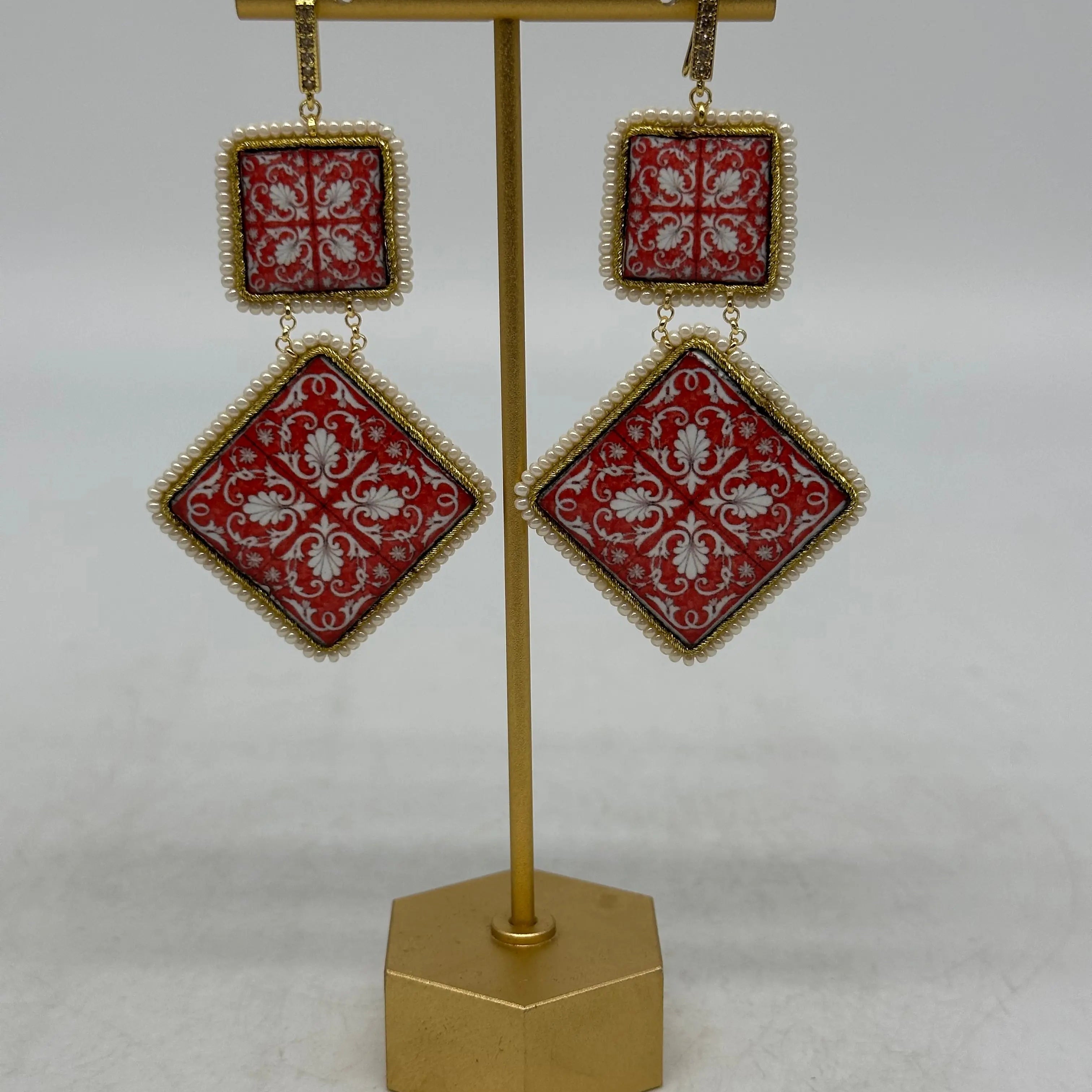 Orecchini Piastrella Ceramica di Caltagirone, cornice bianca, pietre, perle V.9 DD CERAMICHE SICILIANE