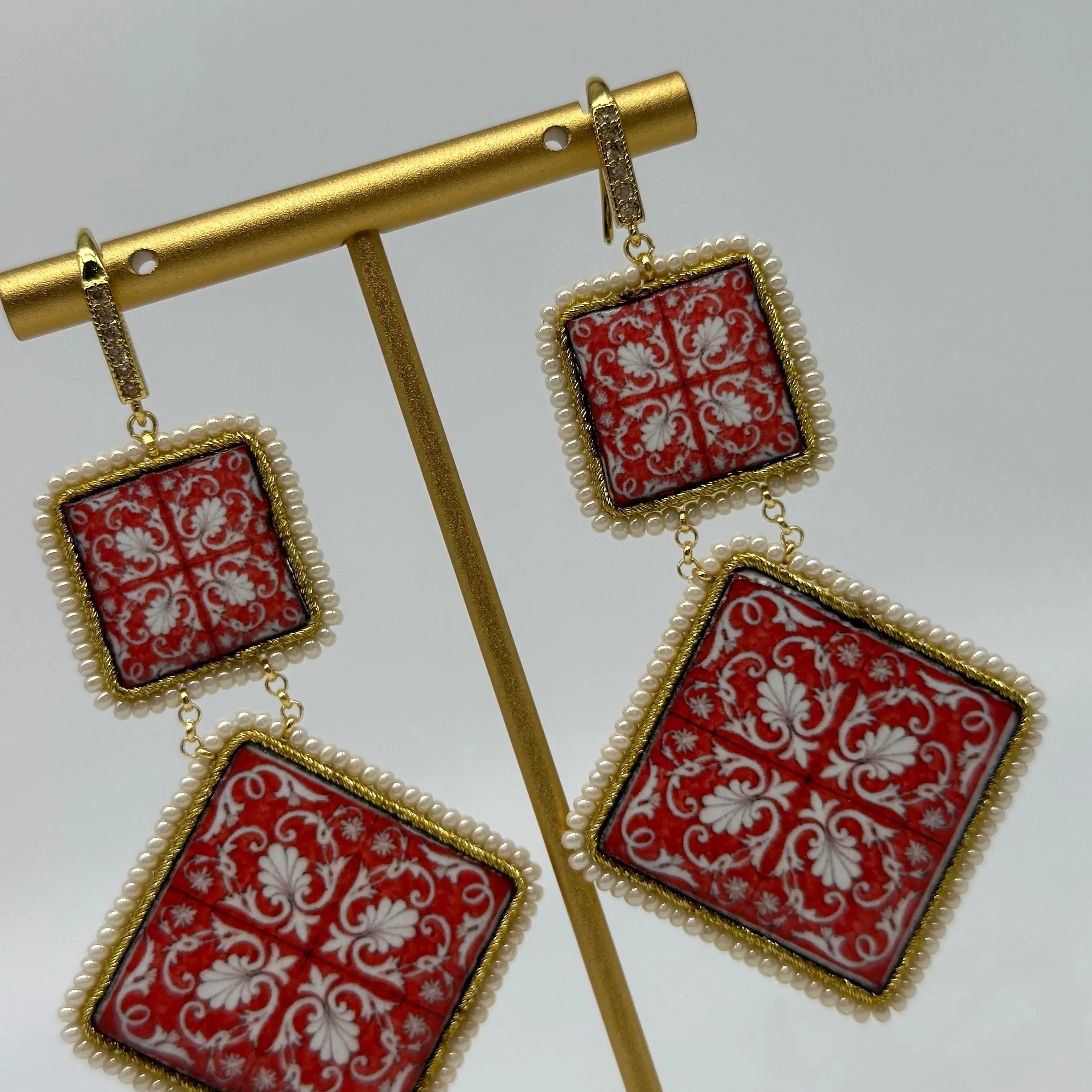 Orecchini Piastrella Ceramica di Caltagirone, cornice bianca, pietre, perle V.9 DD CERAMICHE SICILIANE