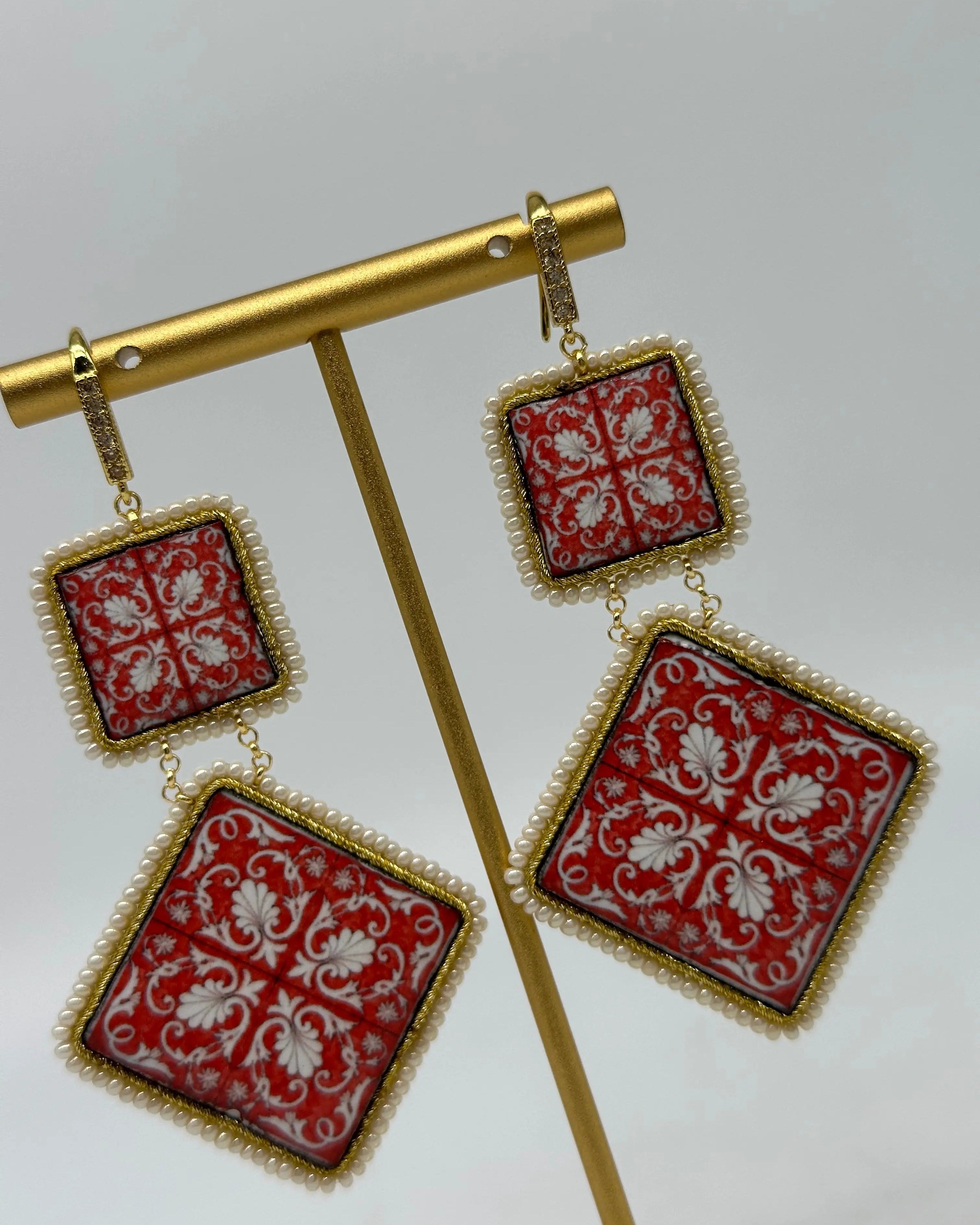 Orecchini Piastrella Ceramica di Caltagirone, cornice bianca, pietre, perle V.9 DD CERAMICHE SICILIANE