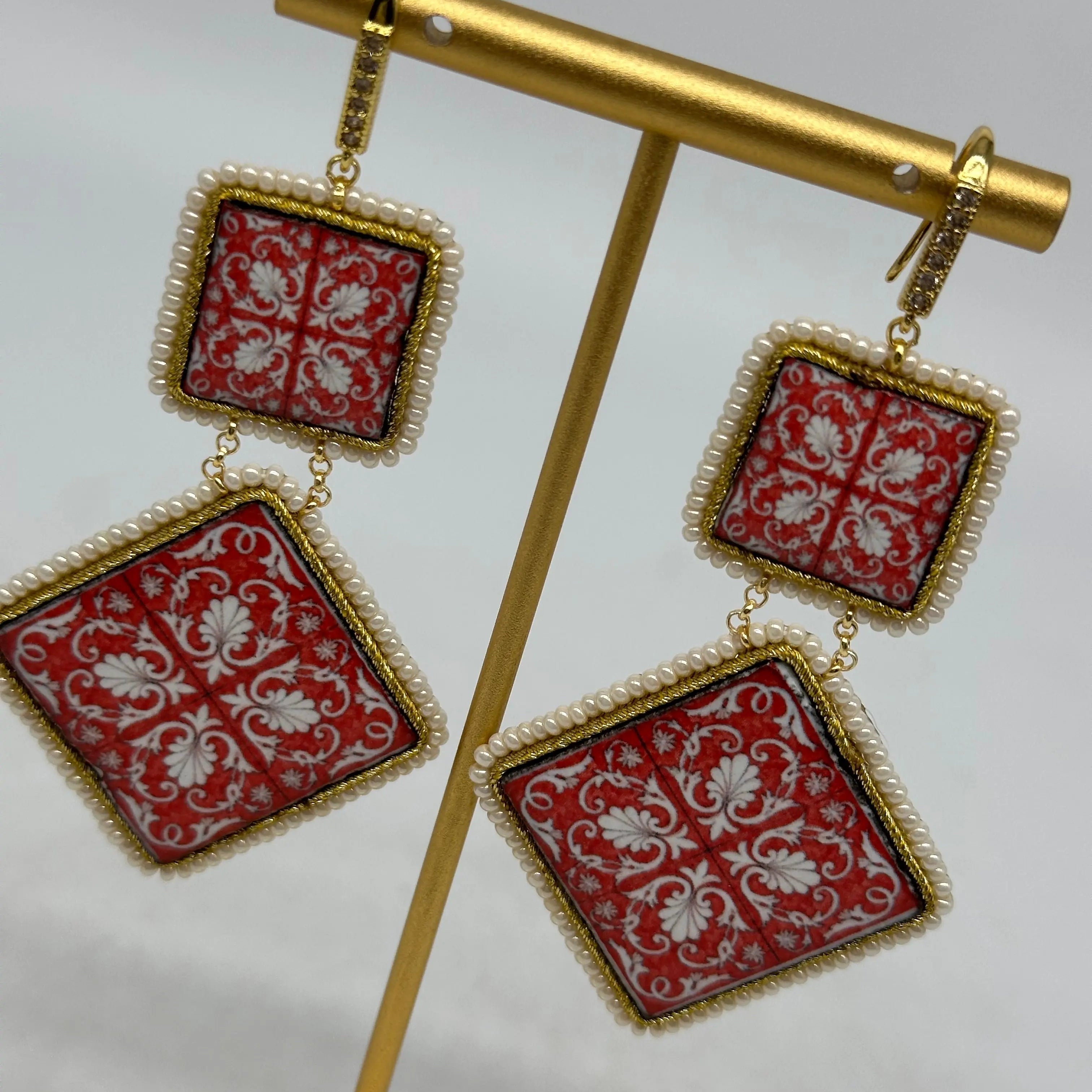 Orecchini Piastrella Ceramica di Caltagirone, cornice bianca, pietre, perle V.9 DD CERAMICHE SICILIANE