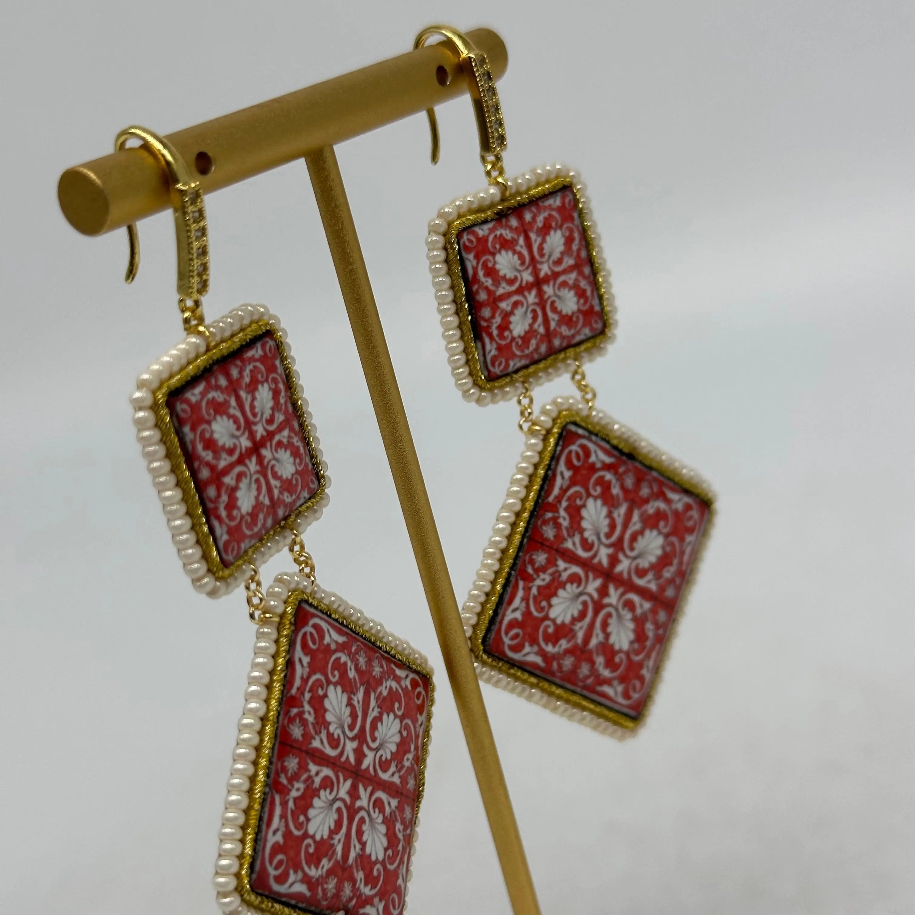 Orecchini Piastrella Ceramica di Caltagirone, cornice bianca, pietre, perle V.9 DD CERAMICHE SICILIANE