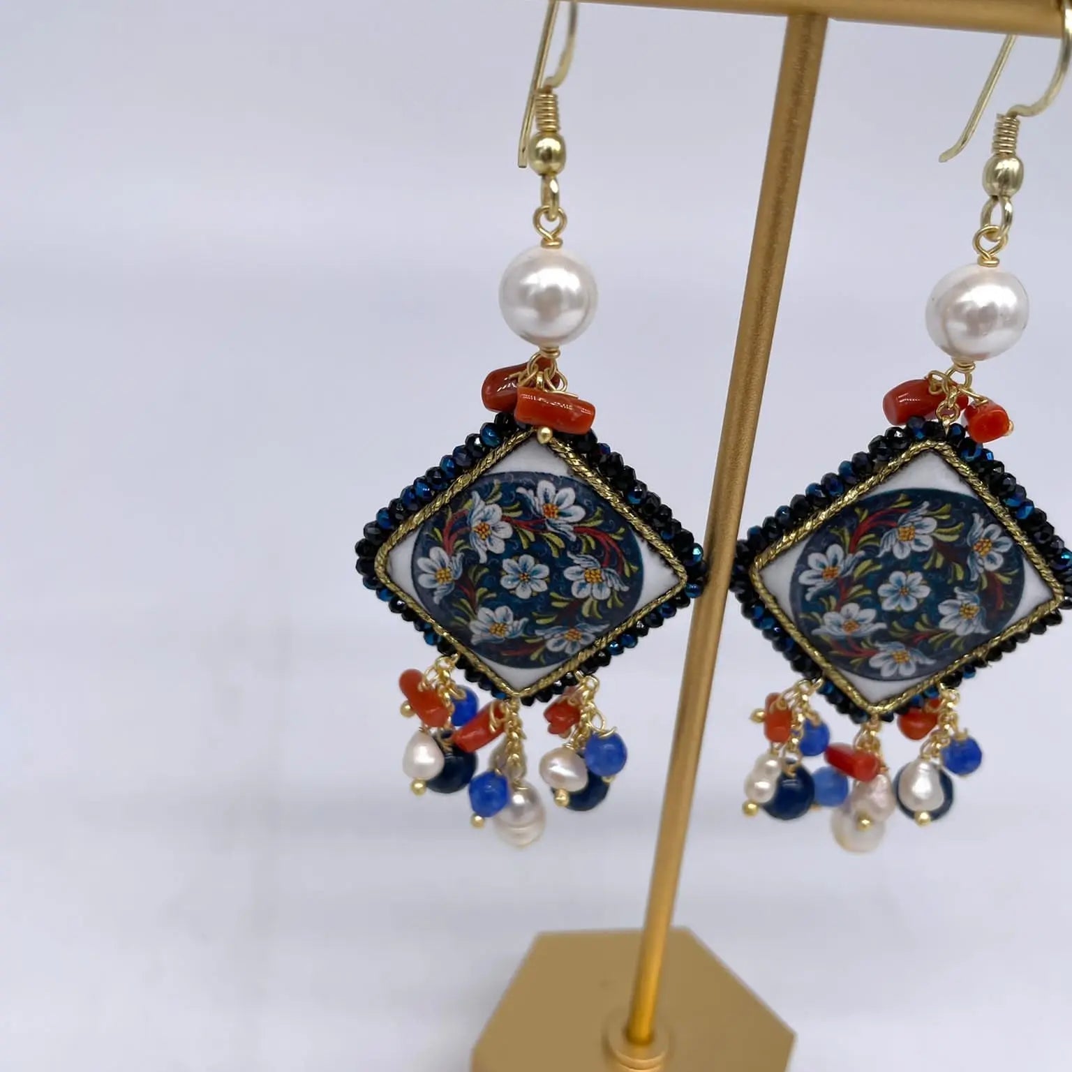Orecchini Piastrella Ceramica di Caltagirone, cornice blu, pietre, perle, corallo - DD CERAMICHE SICILIANE