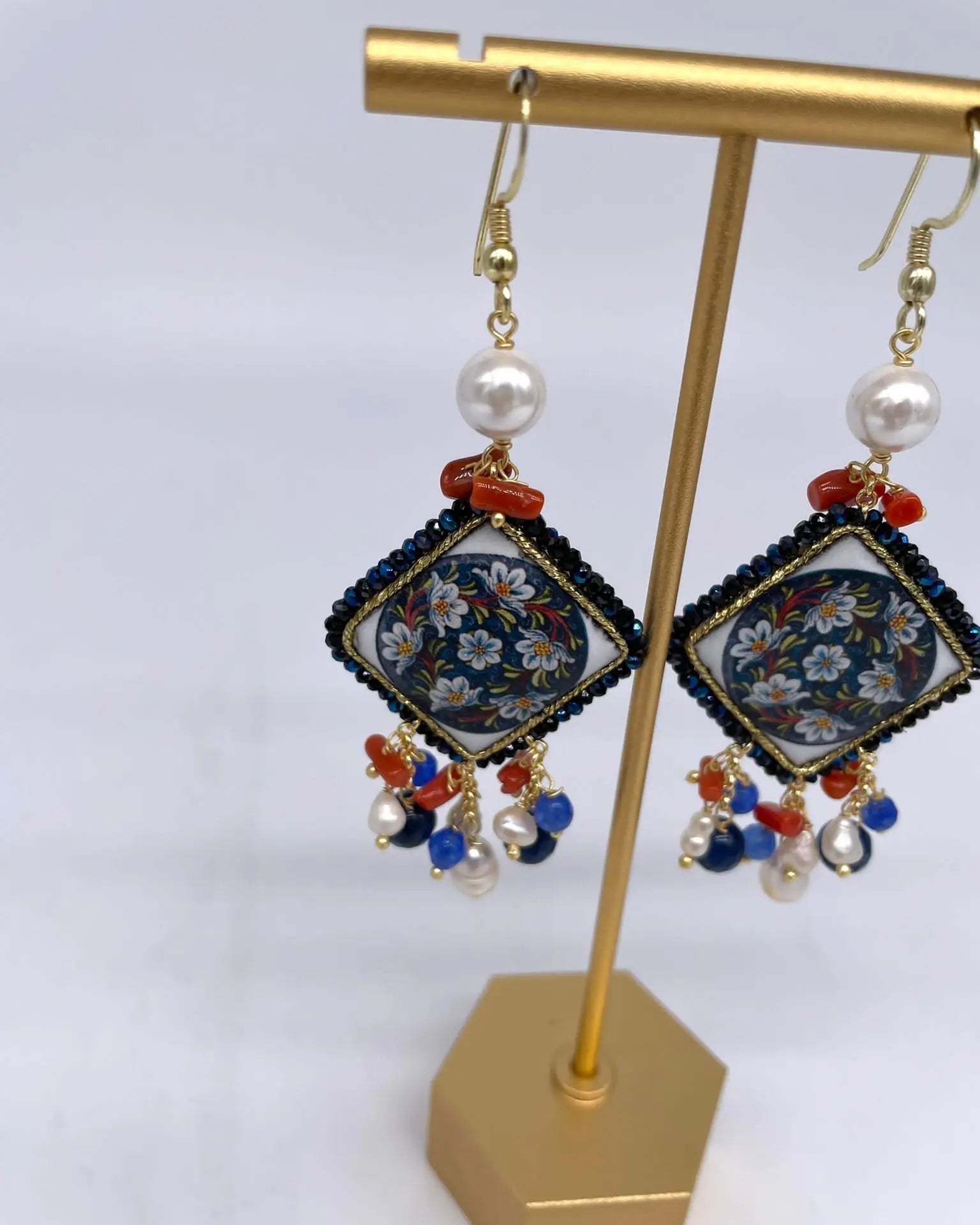 Orecchini Piastrella Ceramica di Caltagirone, cornice blu, pietre, perle, corallo - DD CERAMICHE SICILIANE