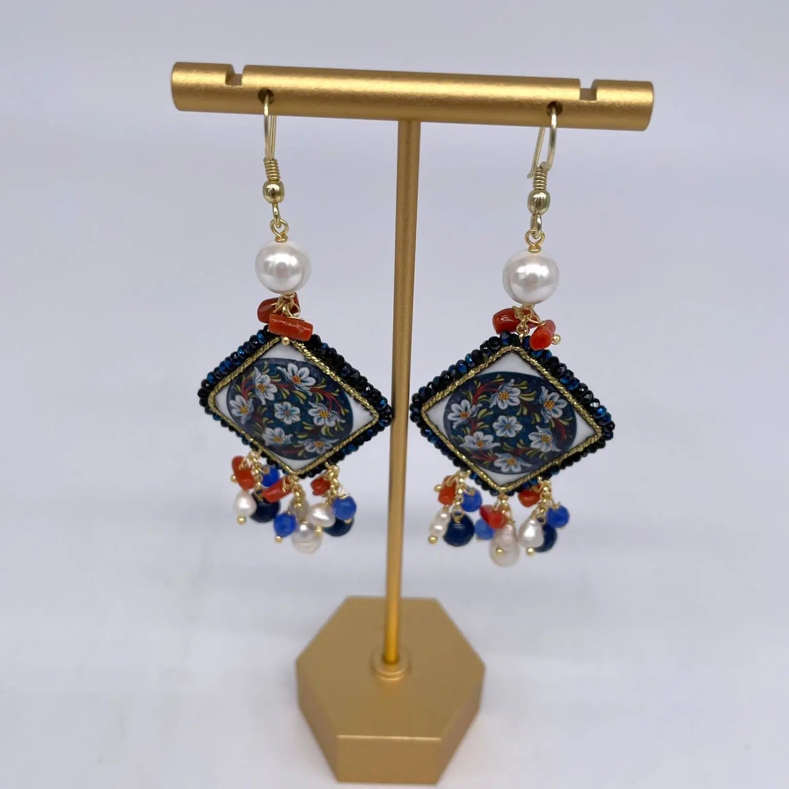 Orecchini Piastrella Ceramica di Caltagirone, cornice blu, pietre, perle, corallo - DD CERAMICHE SICILIANE