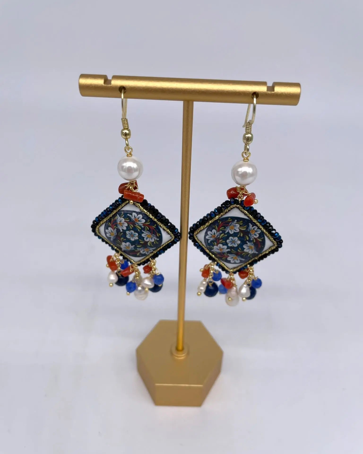 Orecchini Piastrella Ceramica di Caltagirone, cornice blu, pietre, perle, corallo - DD CERAMICHE SICILIANE