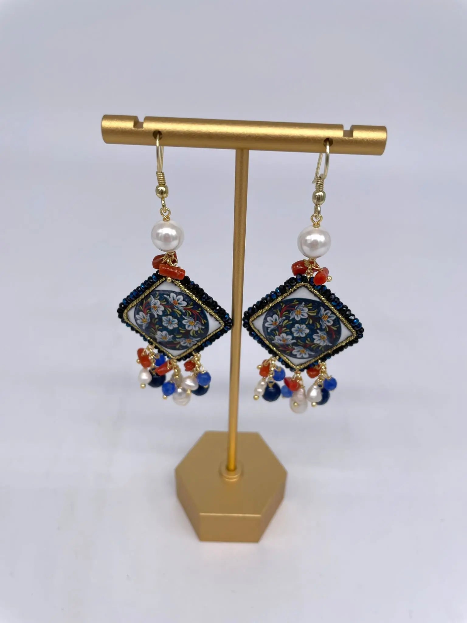 Orecchini Piastrella Ceramica di Caltagirone, cornice blu, pietre, perle, corallo - DD CERAMICHE SICILIANE