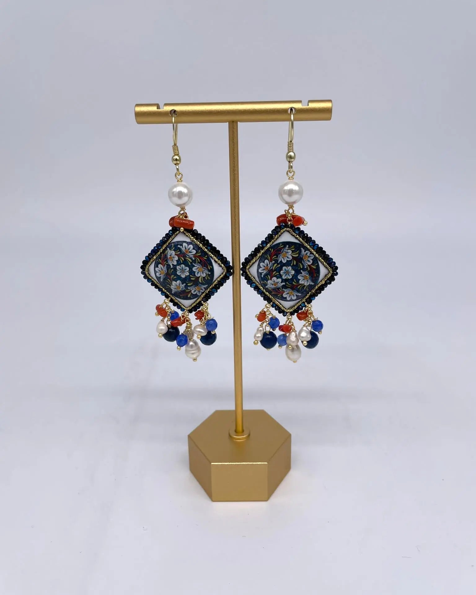 Orecchini Piastrella Ceramica di Caltagirone, cornice blu, pietre, perle, corallo - DD CERAMICHE SICILIANE