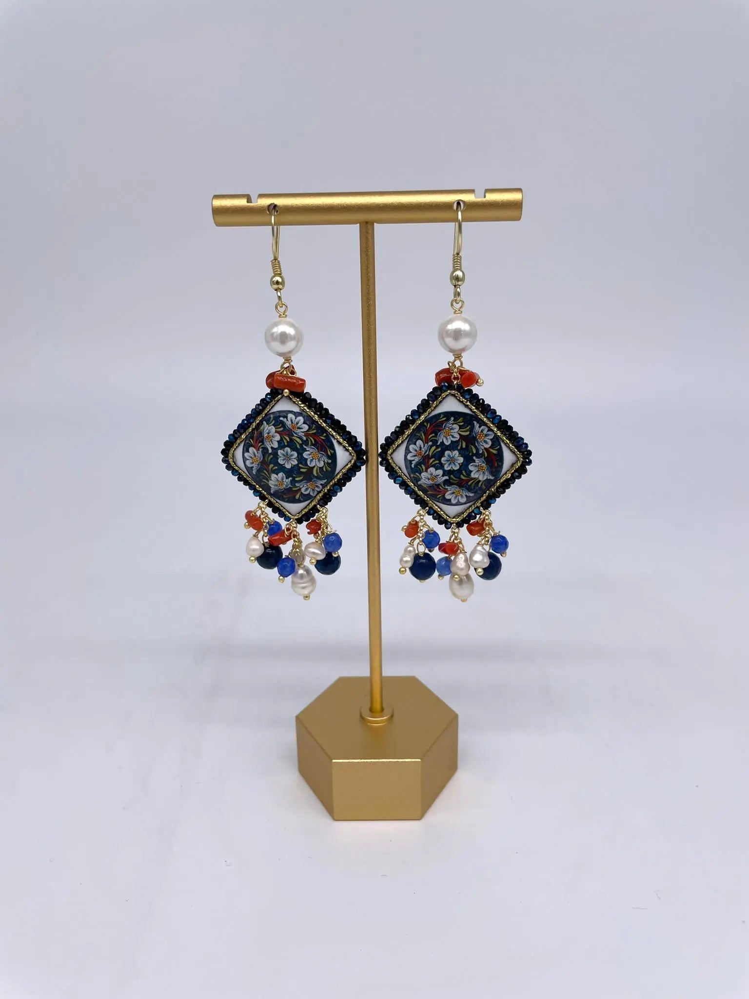 Orecchini Piastrella Ceramica di Caltagirone, cornice blu, pietre, perle, corallo - DD CERAMICHE SICILIANE