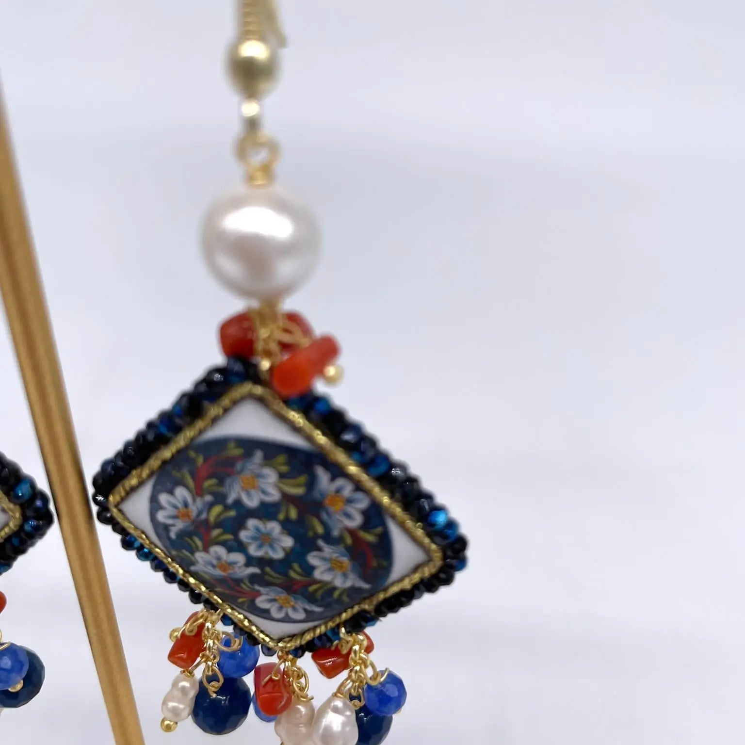 Orecchini Piastrella Ceramica di Caltagirone, cornice blu, pietre, perle, corallo - DD CERAMICHE SICILIANE