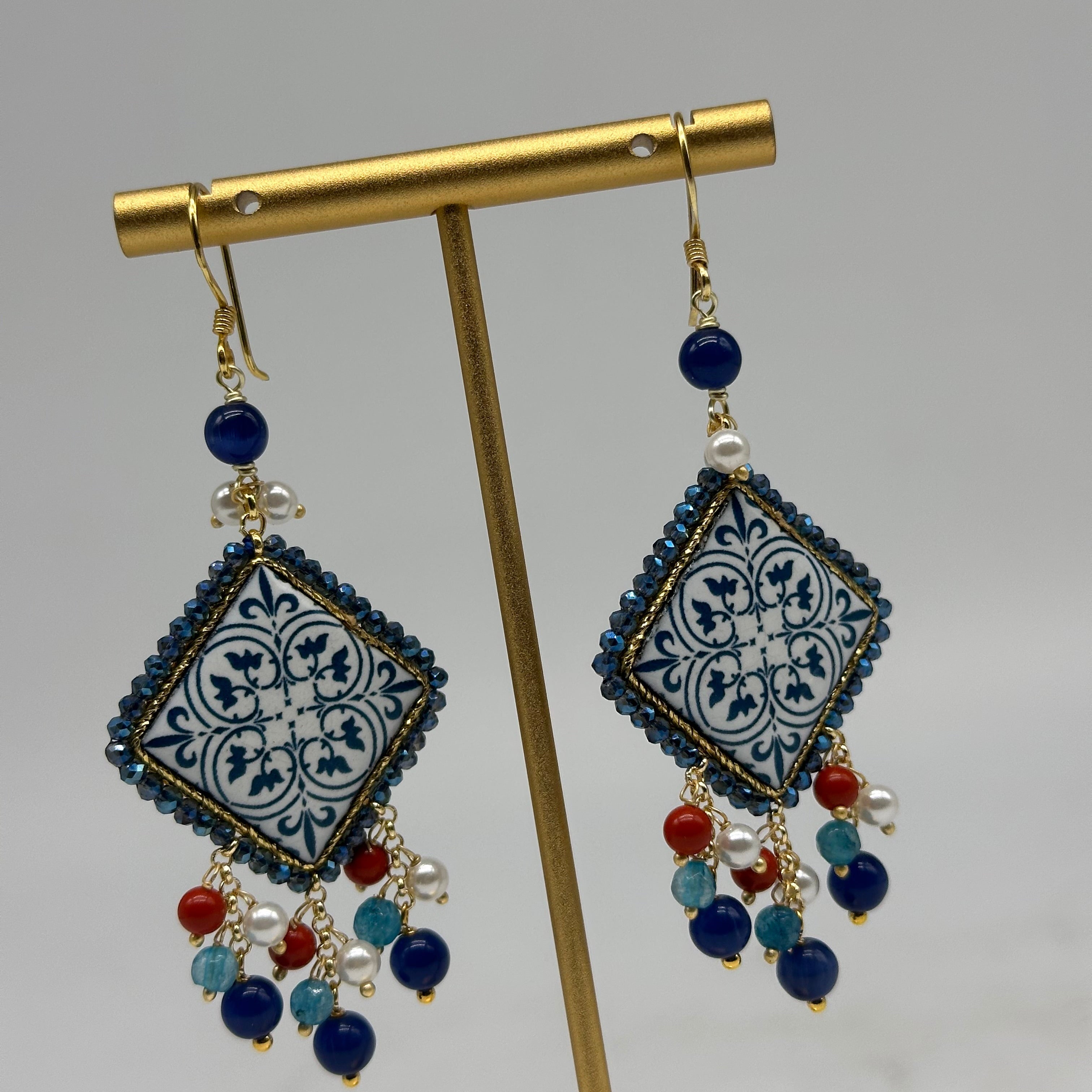 Orecchini Piastrella Ceramica di Caltagirone cornice blu pietre perle V.9 - ORECCHINI