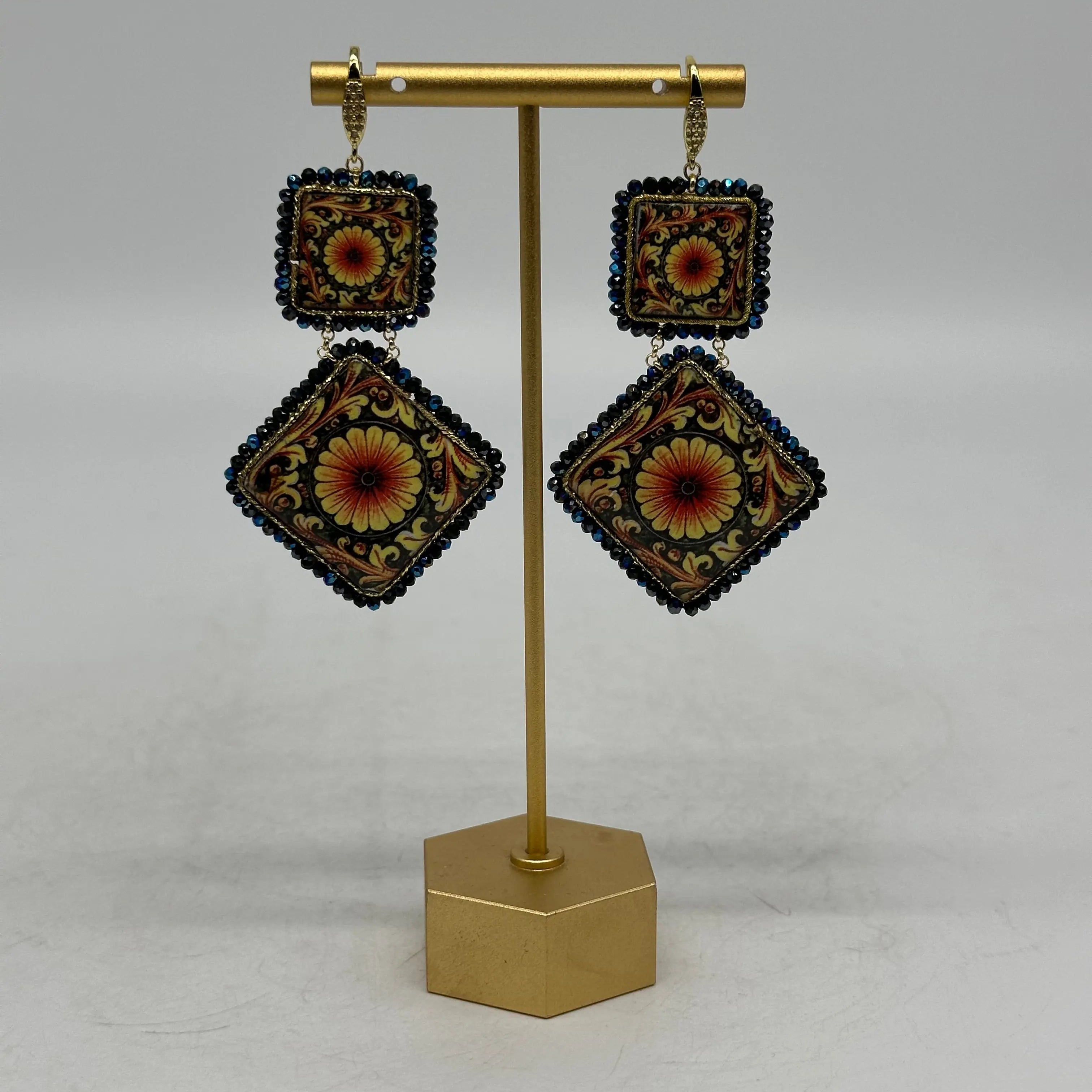 Orecchini Piastrella Ceramica di Caltagirone, cornice blu, pietre, perle V.6 DD CERAMICHE SICILIANE