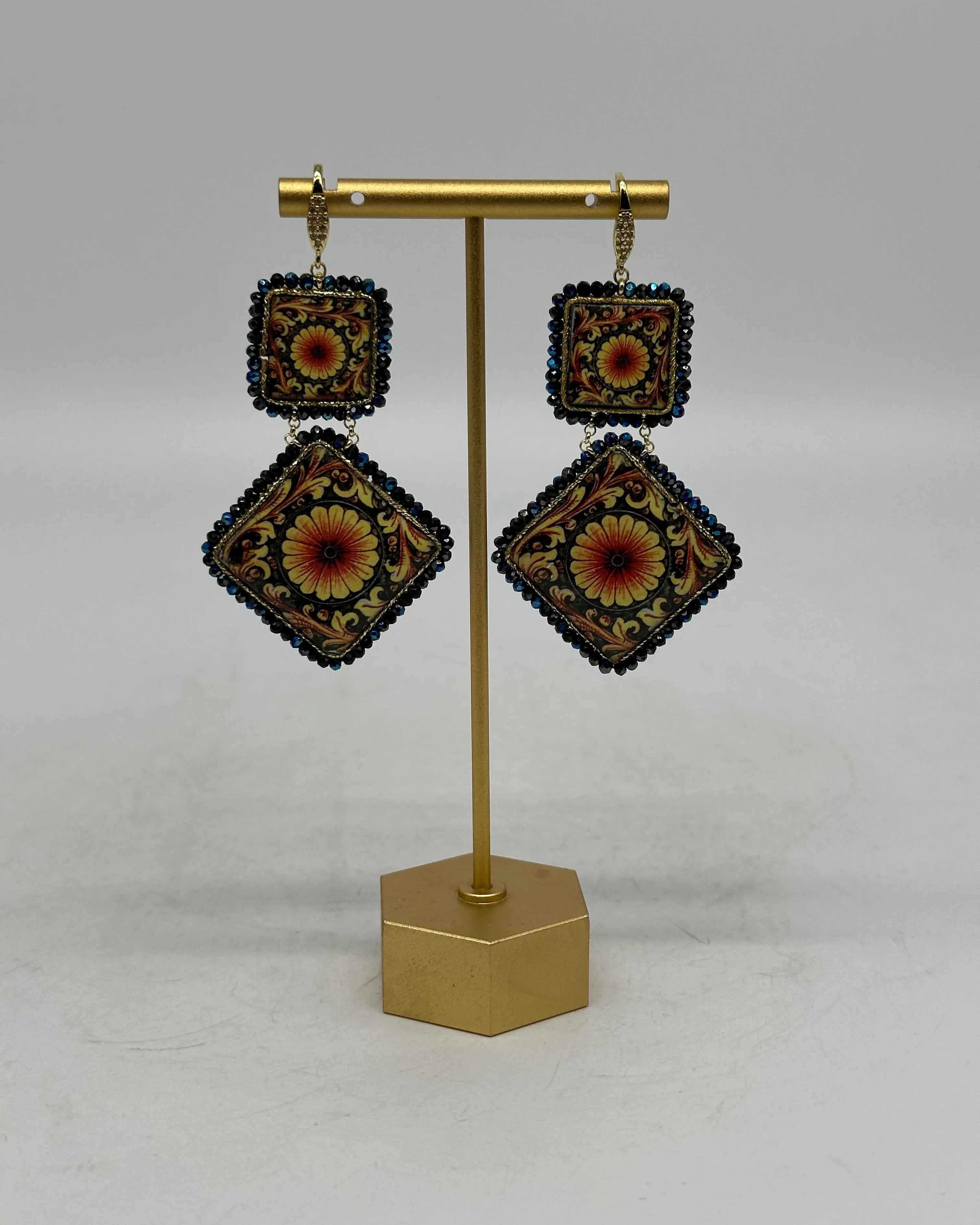 Orecchini Piastrella Ceramica di Caltagirone, cornice blu, pietre, perle V.6 DD CERAMICHE SICILIANE