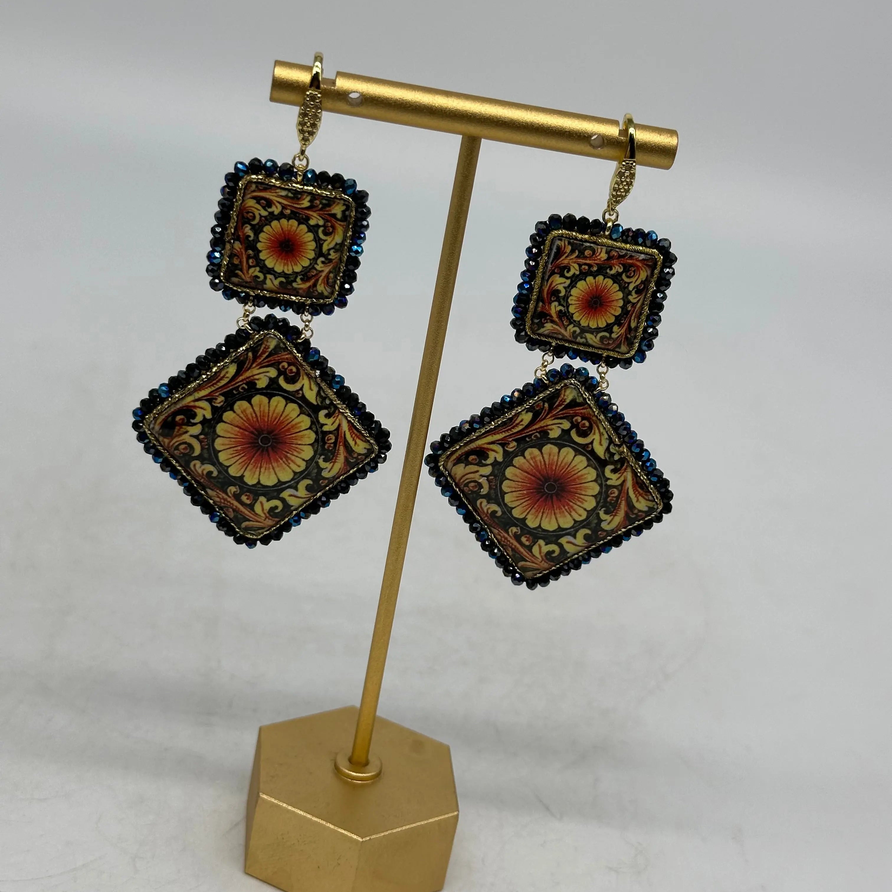 Orecchini Piastrella Ceramica di Caltagirone, cornice blu, pietre, perle V.6 DD CERAMICHE SICILIANE