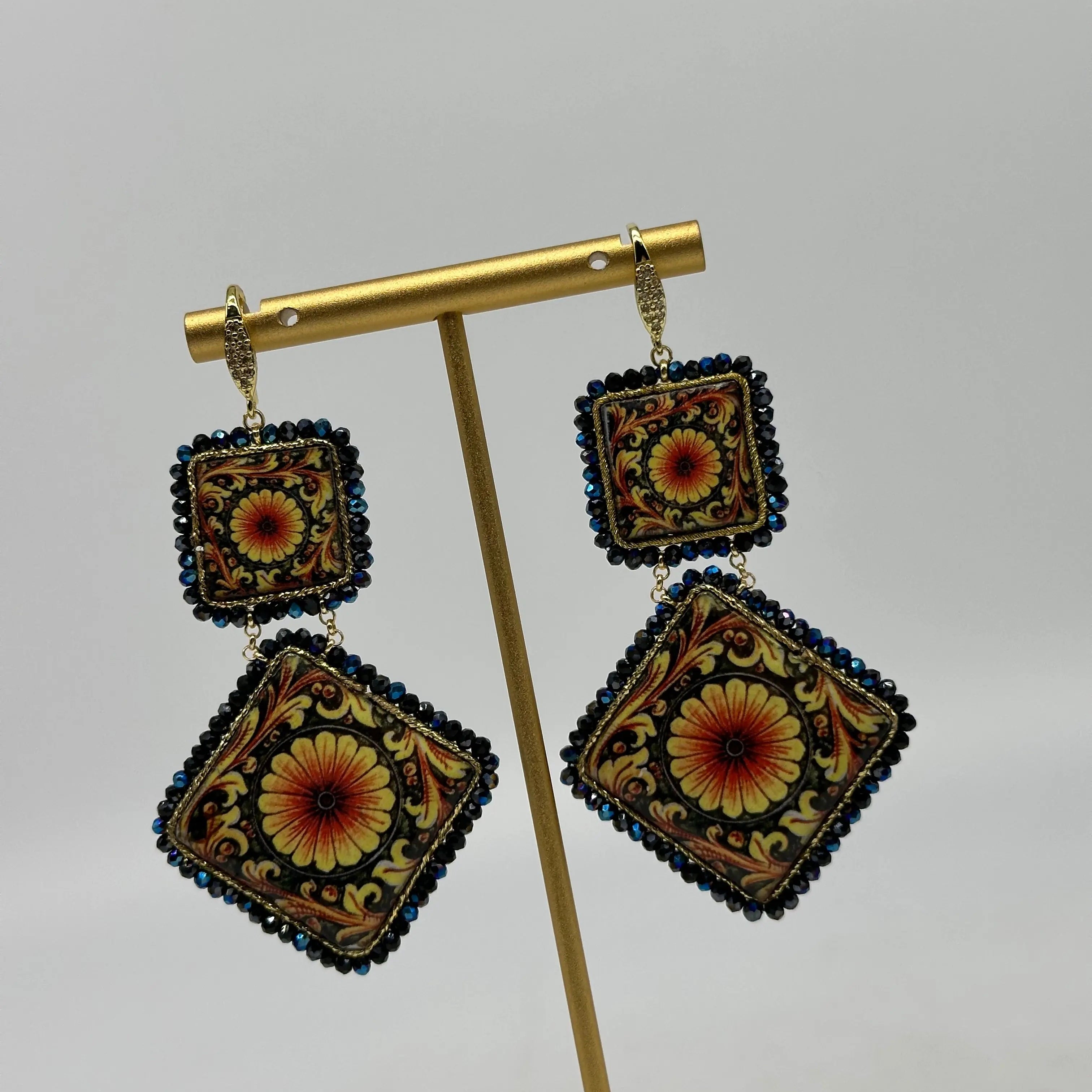 Orecchini Piastrella Ceramica di Caltagirone, cornice blu, pietre, perle V.6 DD CERAMICHE SICILIANE