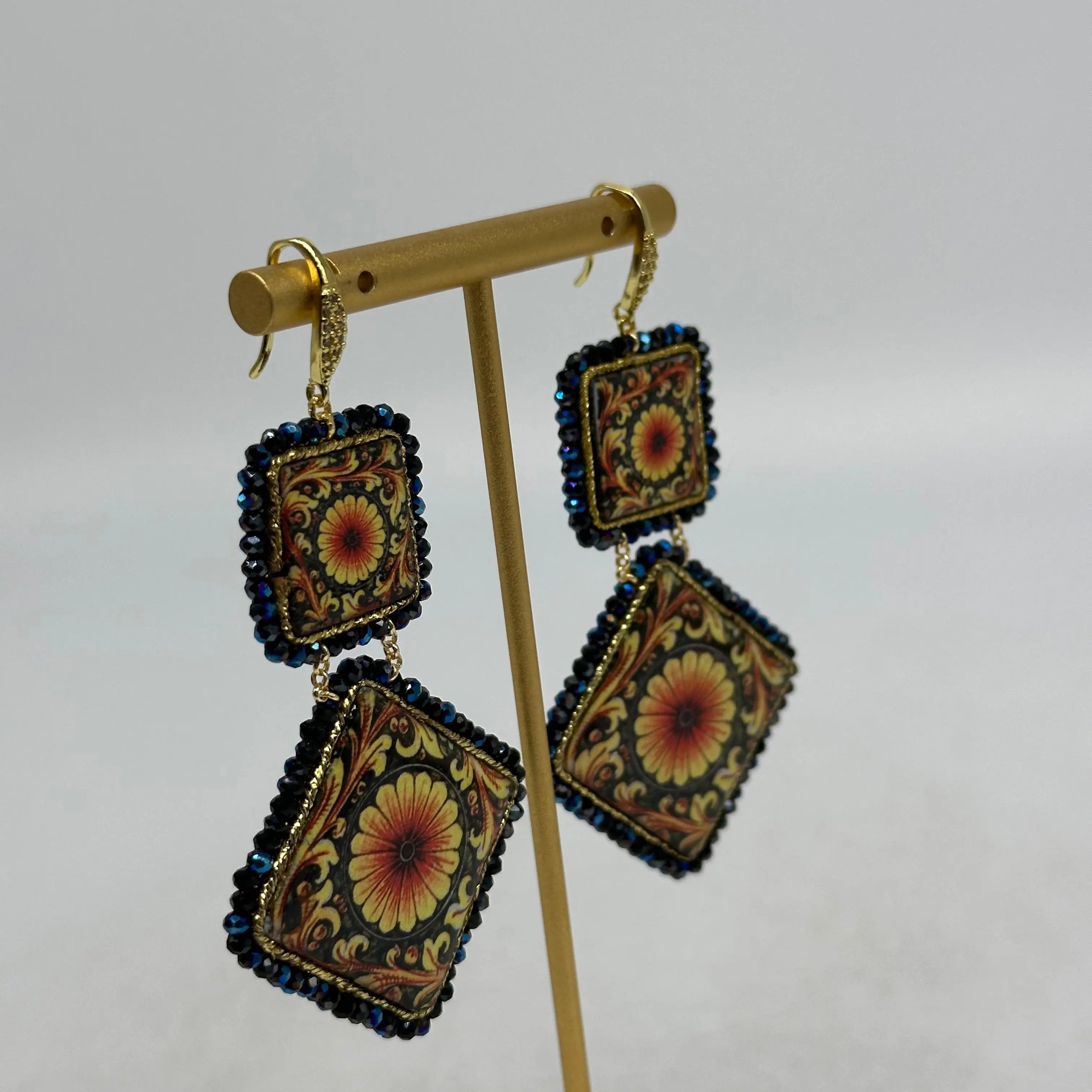 Orecchini Piastrella Ceramica di Caltagirone, cornice blu, pietre, perle V.6 DD CERAMICHE SICILIANE