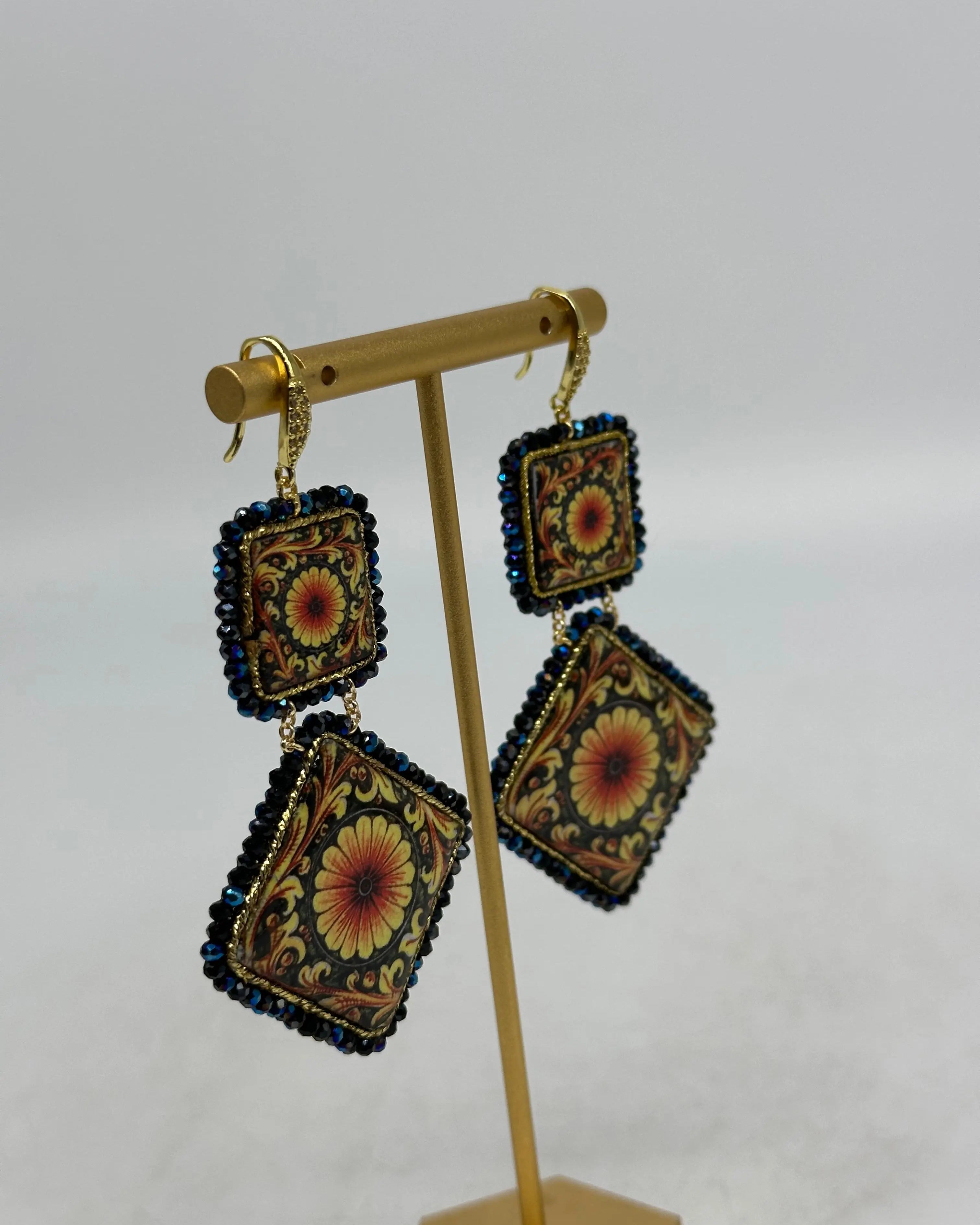 Orecchini Piastrella Ceramica di Caltagirone, cornice blu, pietre, perle V.6 DD CERAMICHE SICILIANE