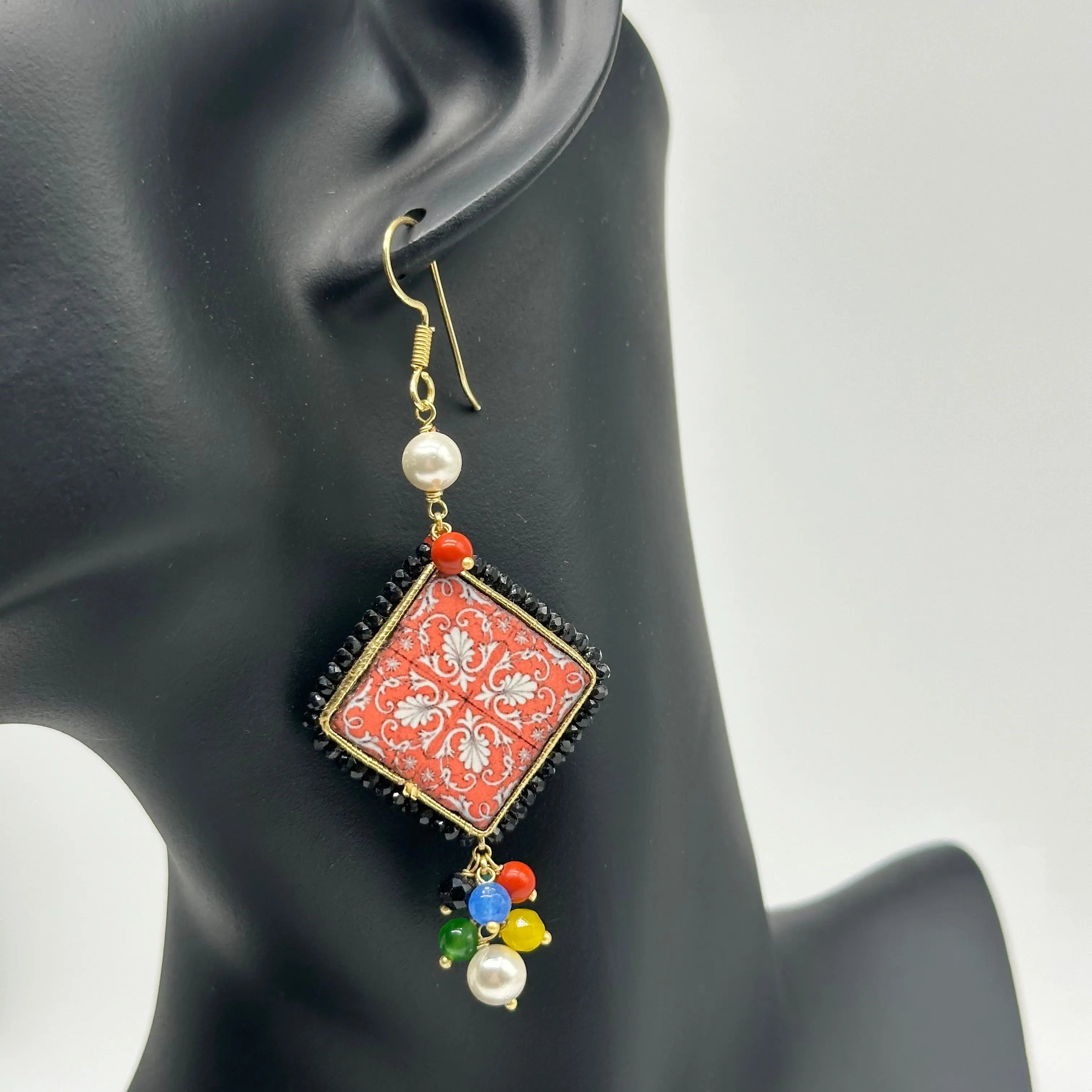5 Orecchini Piastrella Ceramica di Caltagirone, cornice nero, pietre, perle V.1 DD CERAMICHE SICILIANE