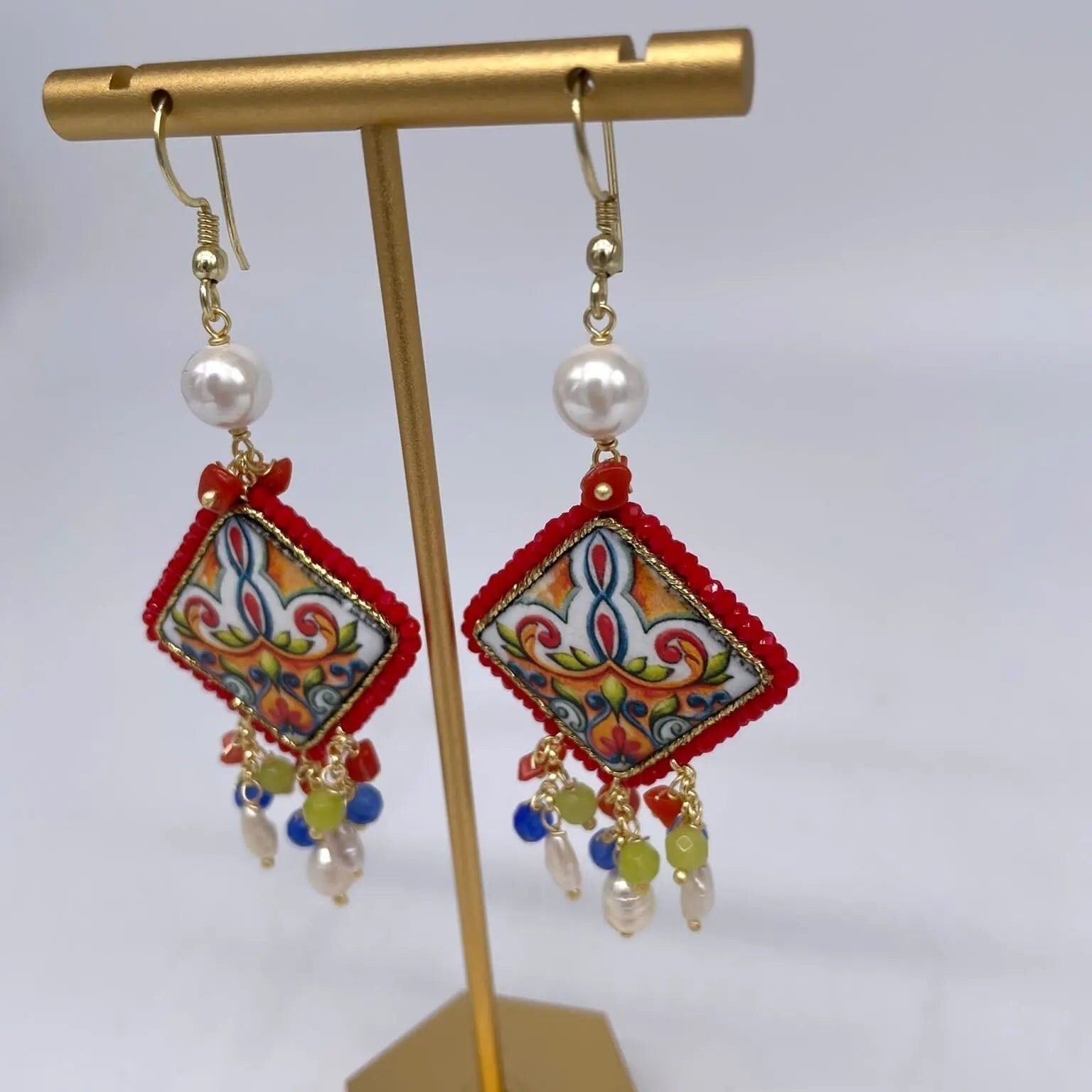 Orecchini Piastrella Ceramica di Caltagirone, cornice rosso, pietre, perle, corallo - DD CERAMICHE SICILIANE