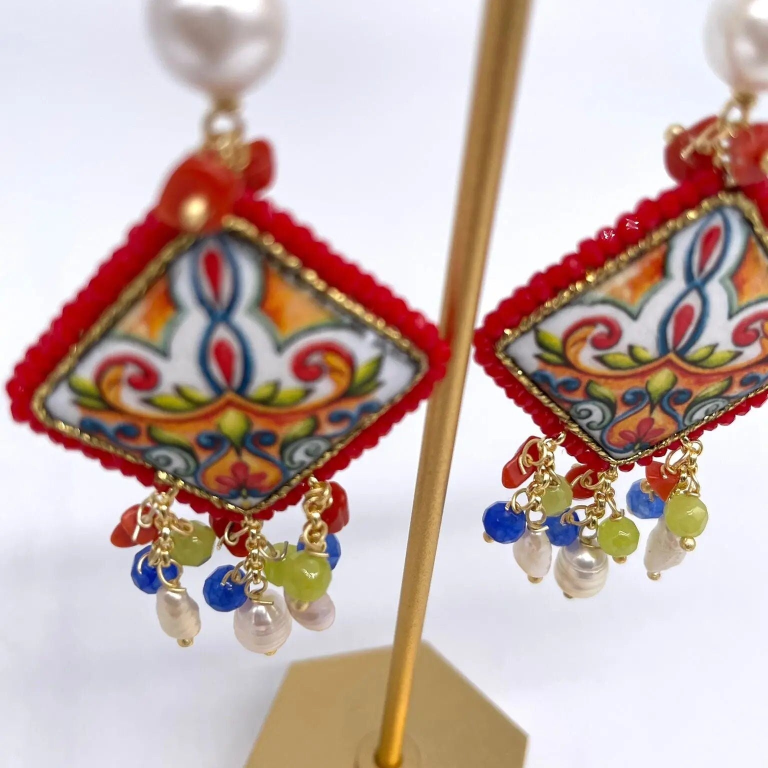 Orecchini Piastrella Ceramica di Caltagirone, cornice rosso, pietre, perle, corallo - DD CERAMICHE SICILIANE