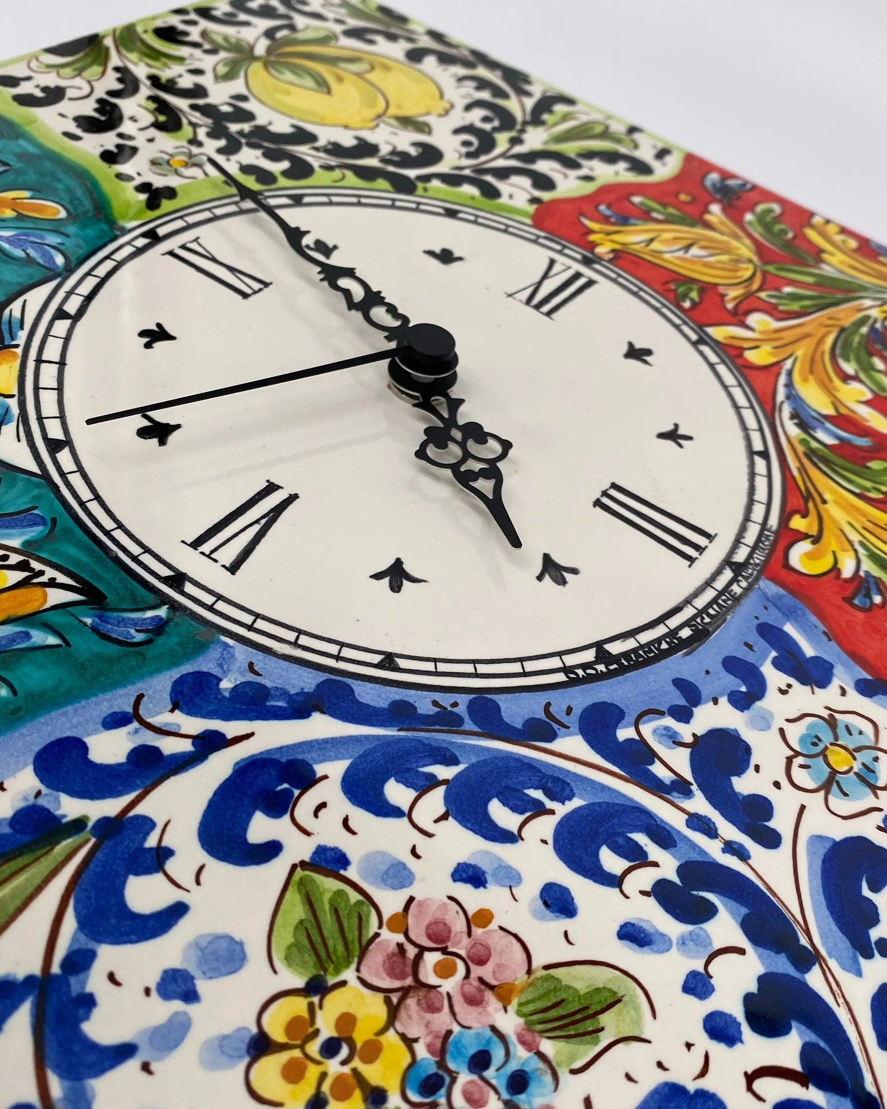 Orologio da Parete Ceramica Caltagirone Quadrato dipinto a mano Lato 30cm Decoro n.3 DD CERAMICHE SICILIANE