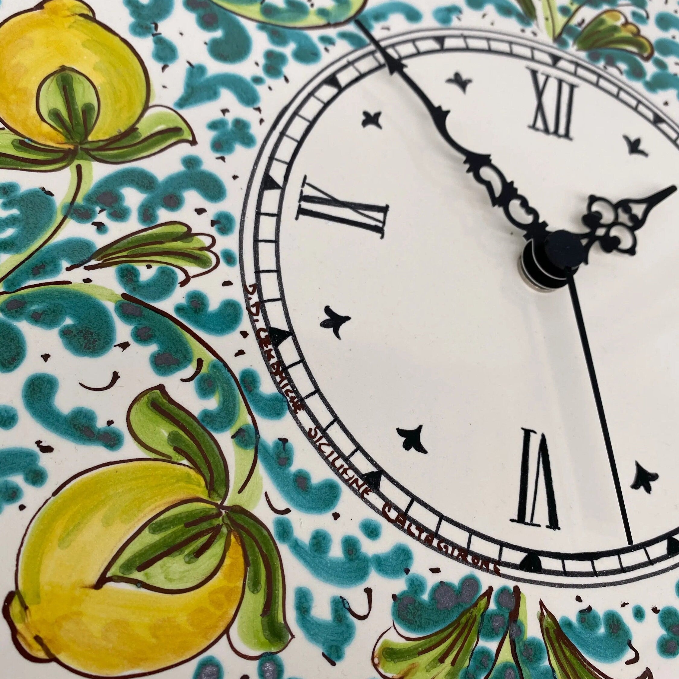 Orologio da Parete Ceramica Caltagirone Quadrato dipinto a mano Lato 30cm Decoro n.1 DD CERAMICHE SICILIANE