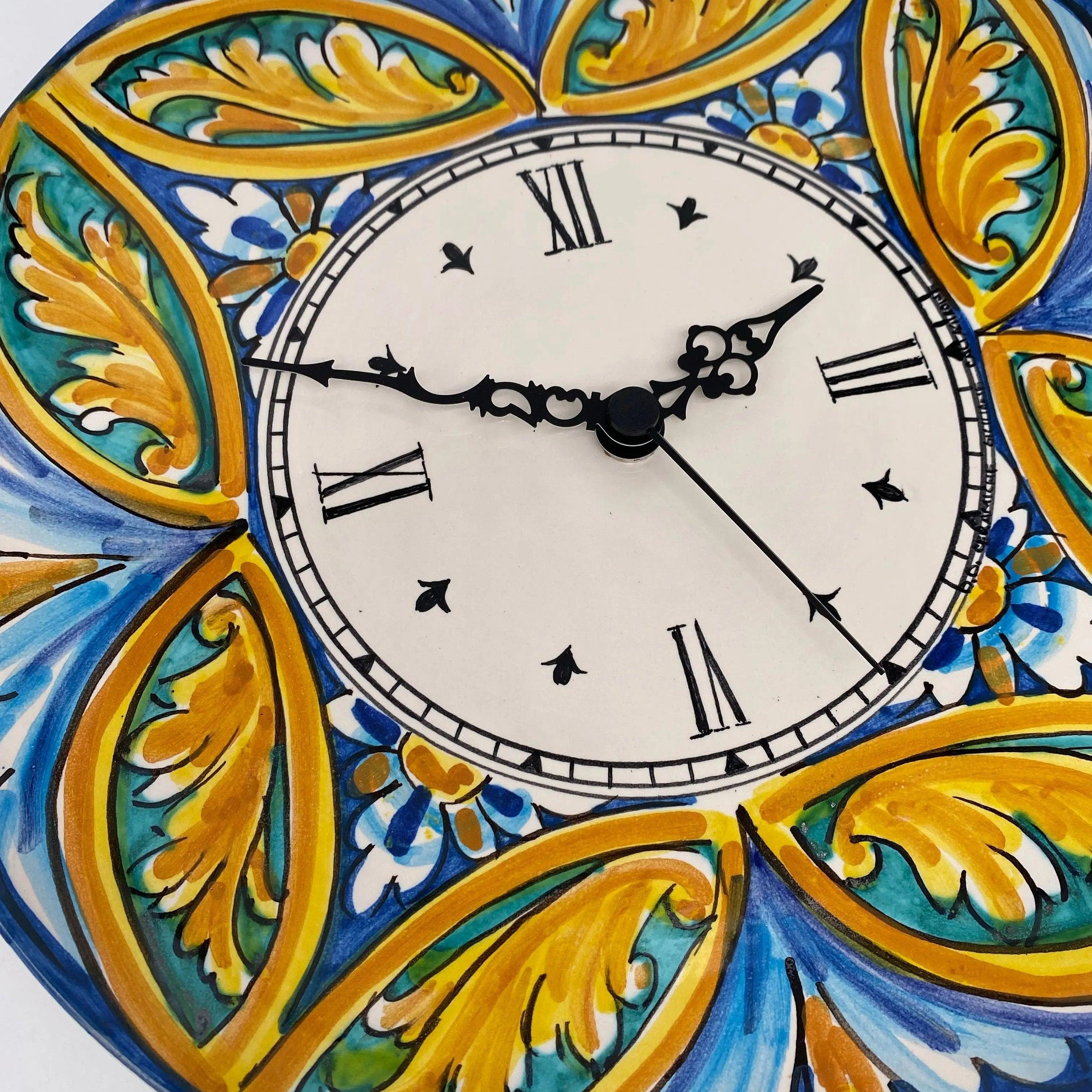 Orologio da Parete Ceramica Caltagirone Rotondo dipinto a mano cm D.30 Decoro n.4 DD CERAMICHE SICILIANE