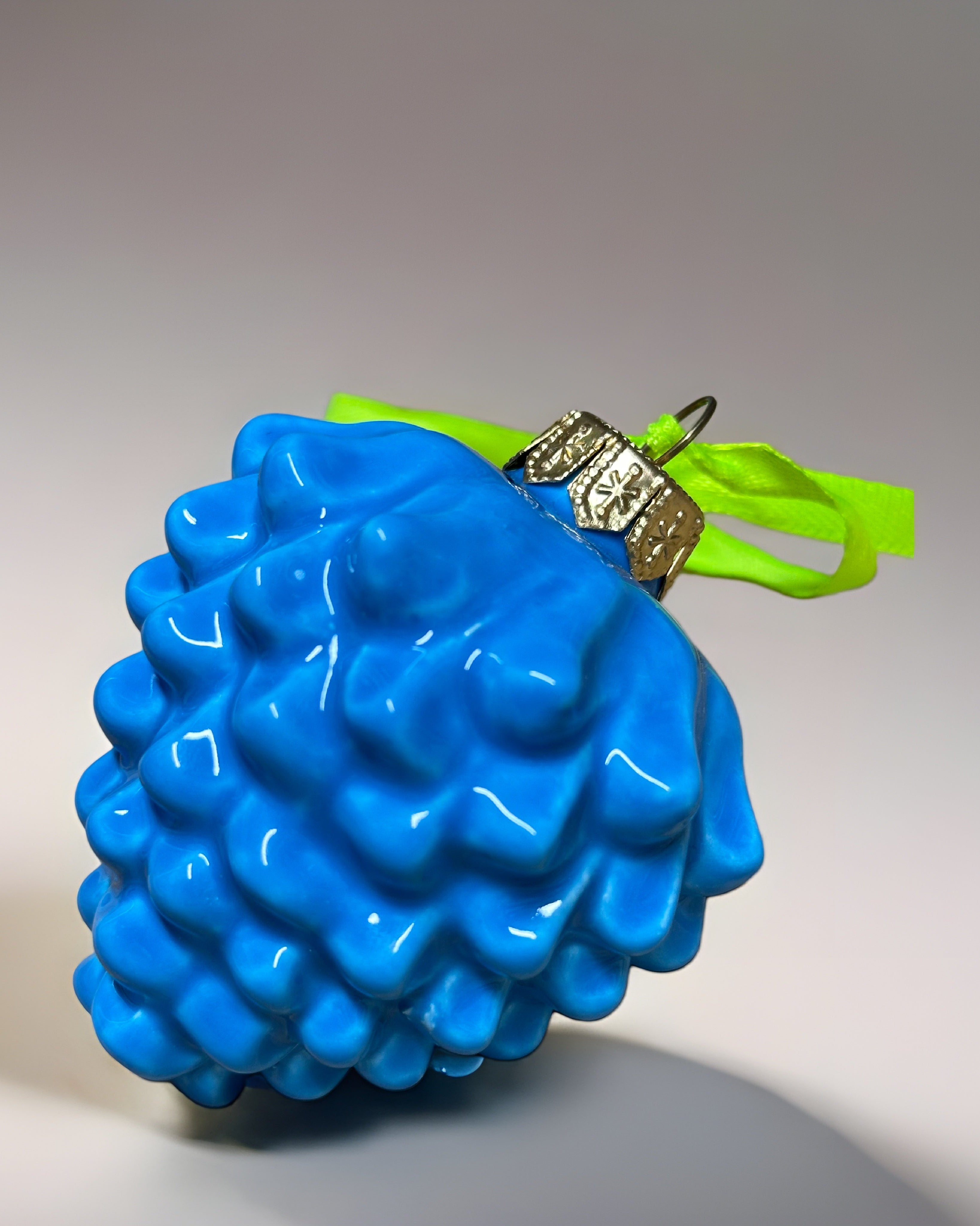 Pallina di Natale Pigna decorata a mano Ceramica di Caltagirone - Celeste - OGGETTISTICA