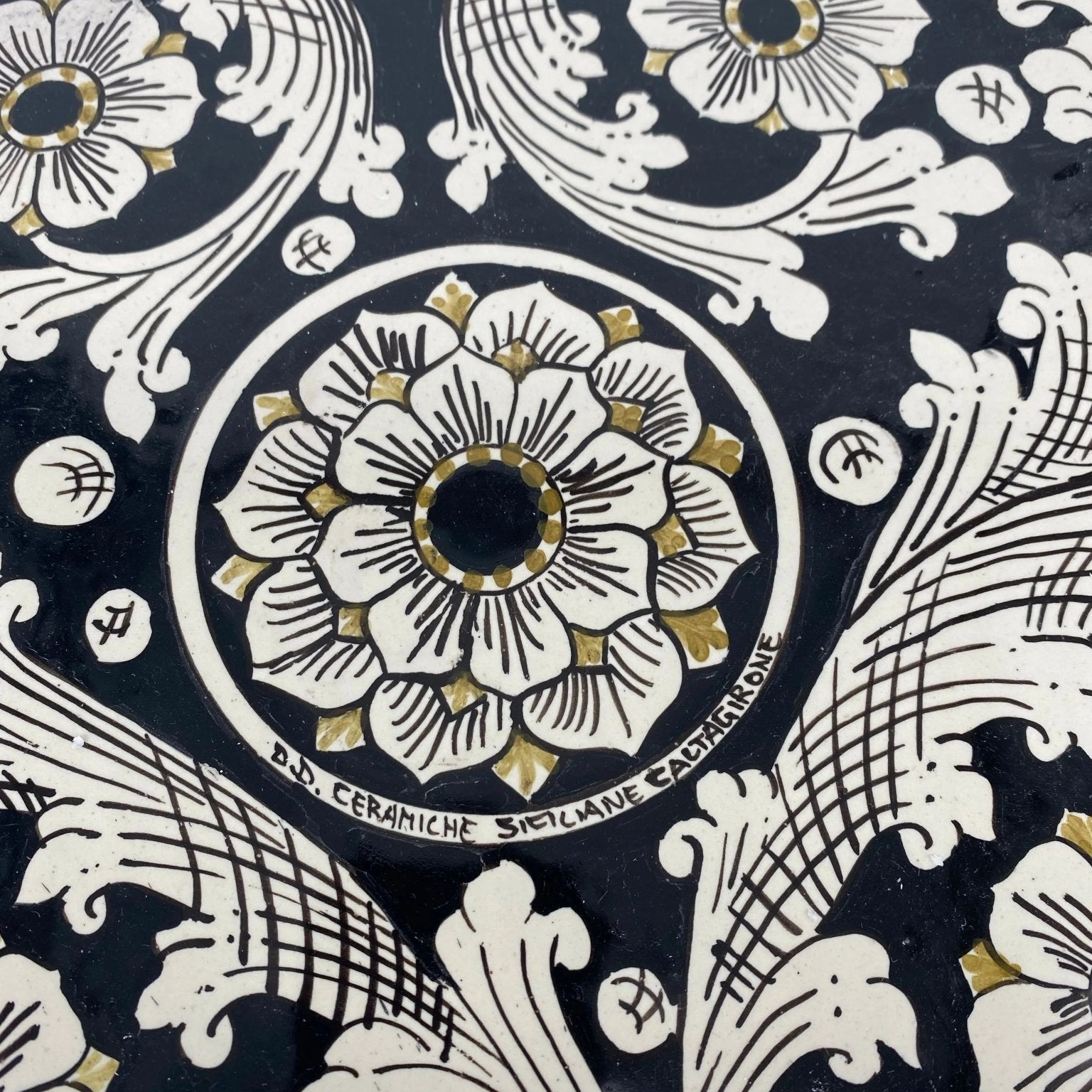 Piatto Decorativo dipinto a mano diametro cm 30 Decoro n.9 - DD CERAMICHE SICILIANE