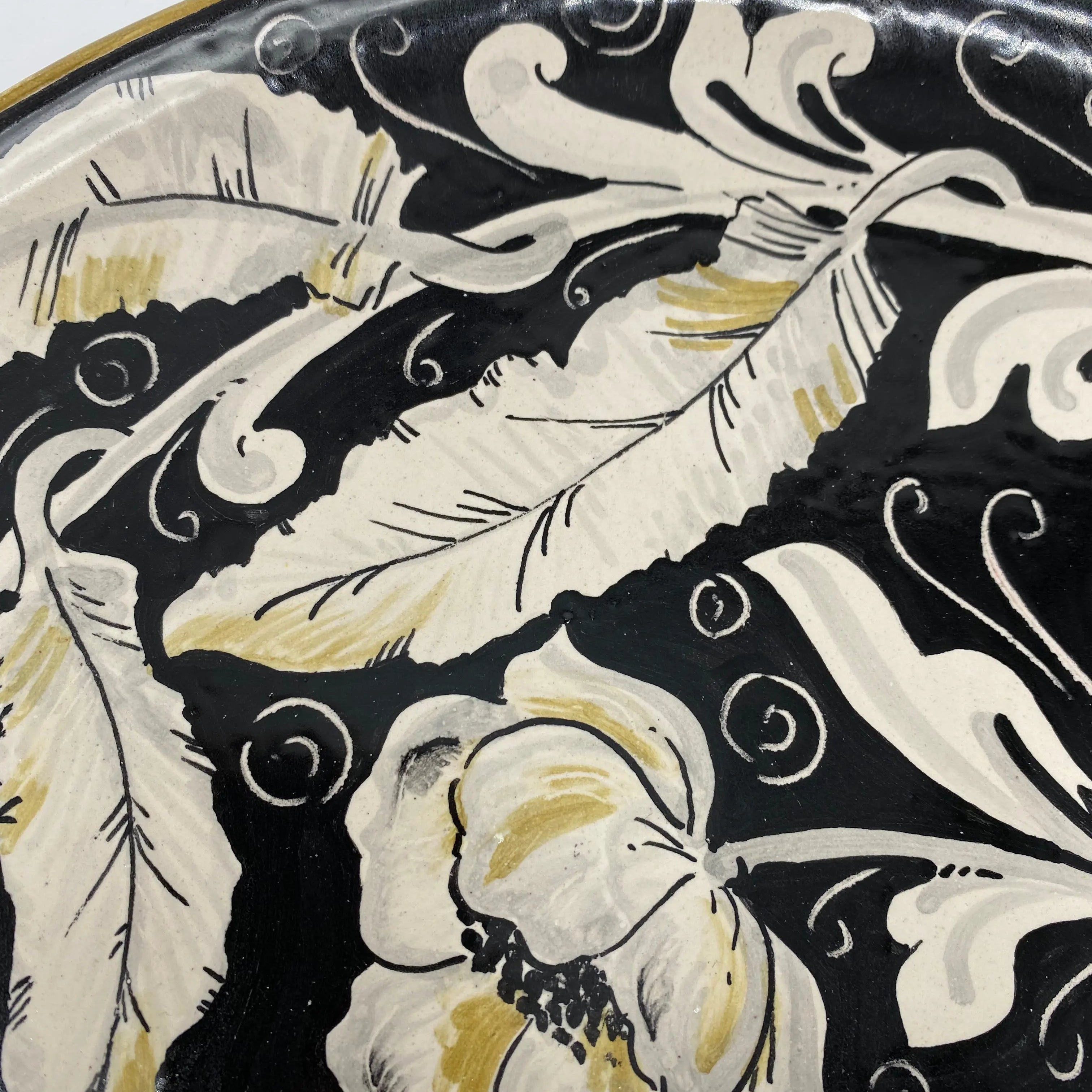 Piatto Decorativo dipinto a mano diametro cm 30 Decoro “Venus” Ocra DD CERAMICHE SICILIANE