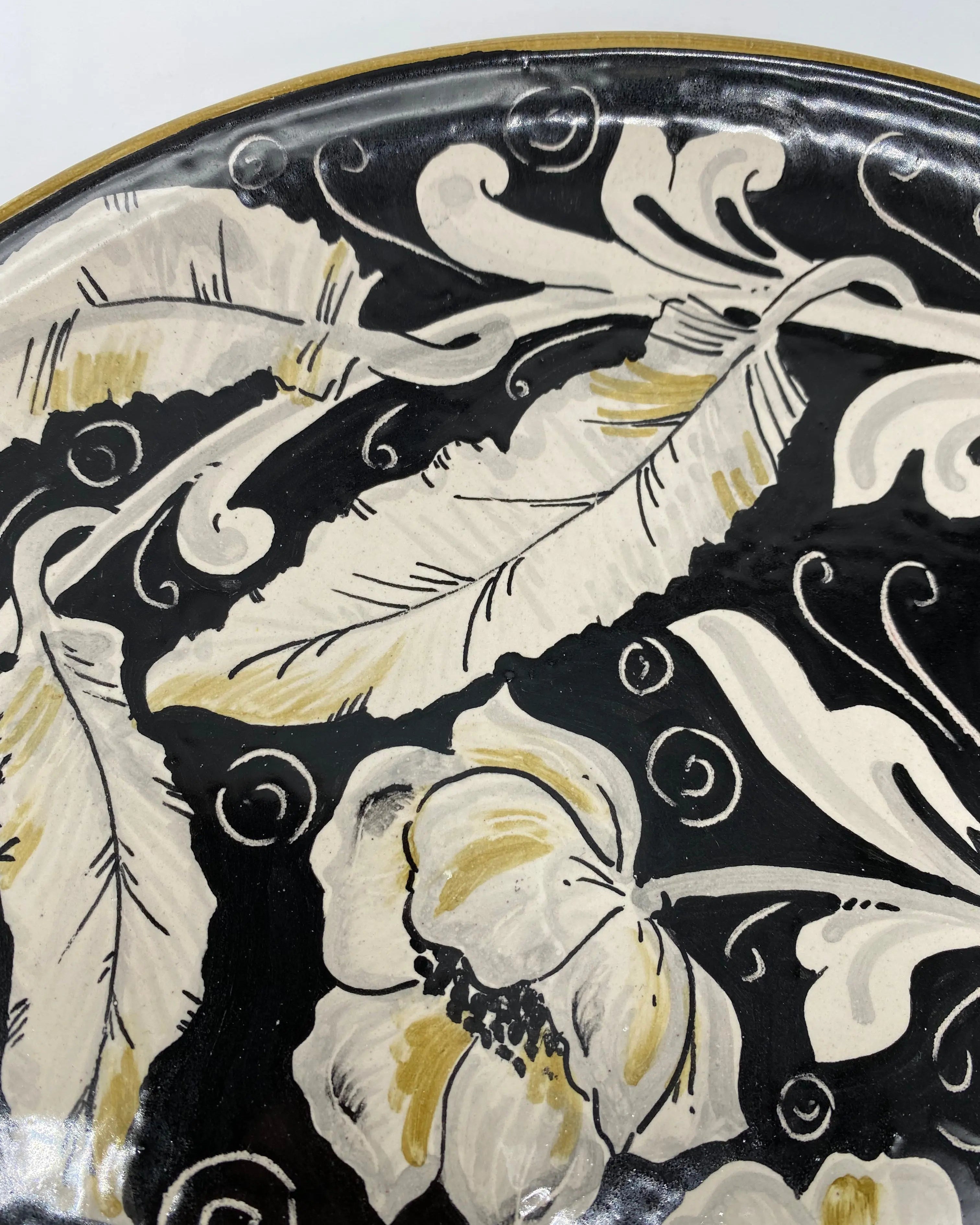 Piatto Decorativo dipinto a mano diametro cm 30 Decoro “Venus” Ocra DD CERAMICHE SICILIANE