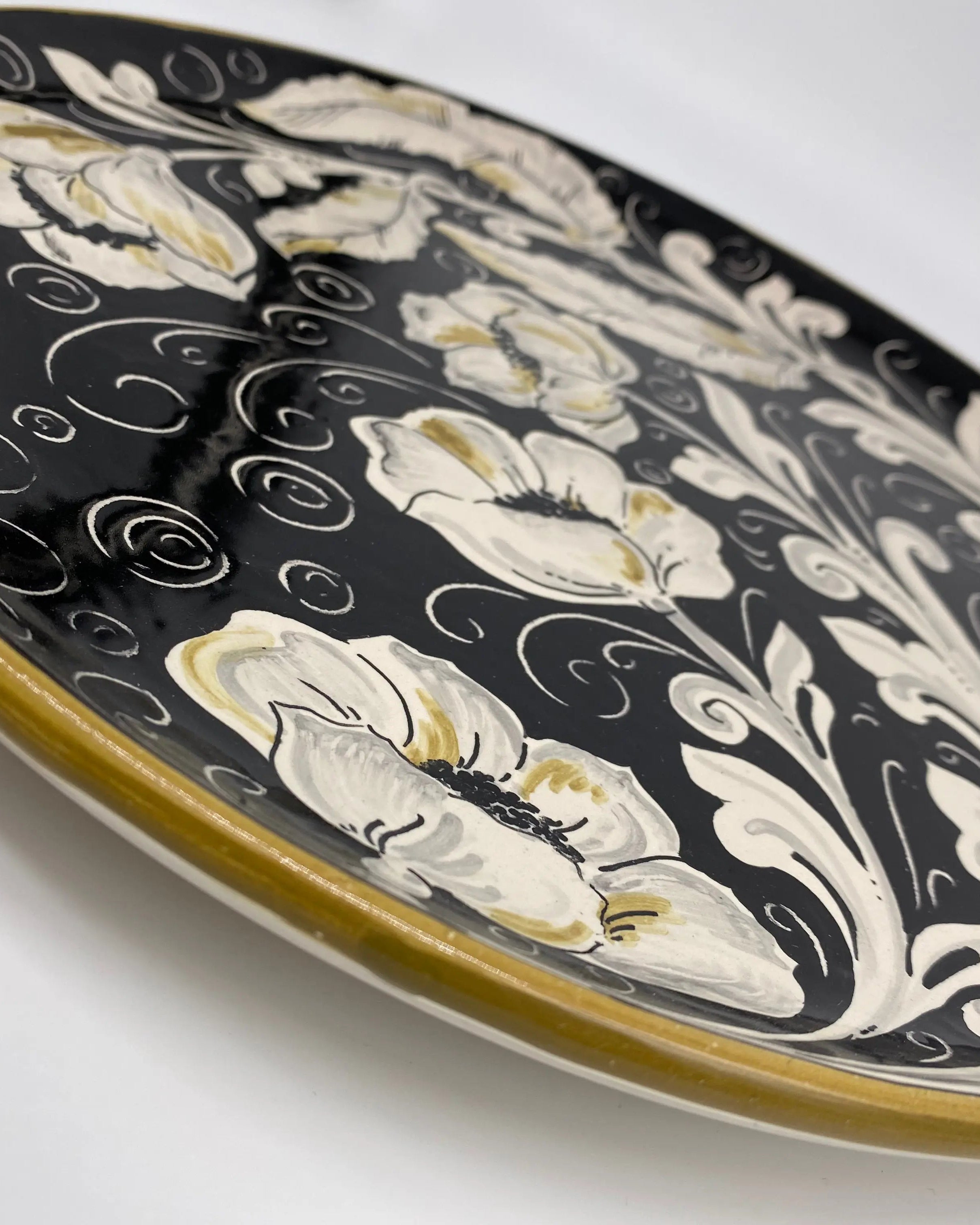 Piatto Decorativo dipinto a mano diametro cm 30 Decoro “Venus” Ocra DD CERAMICHE SICILIANE