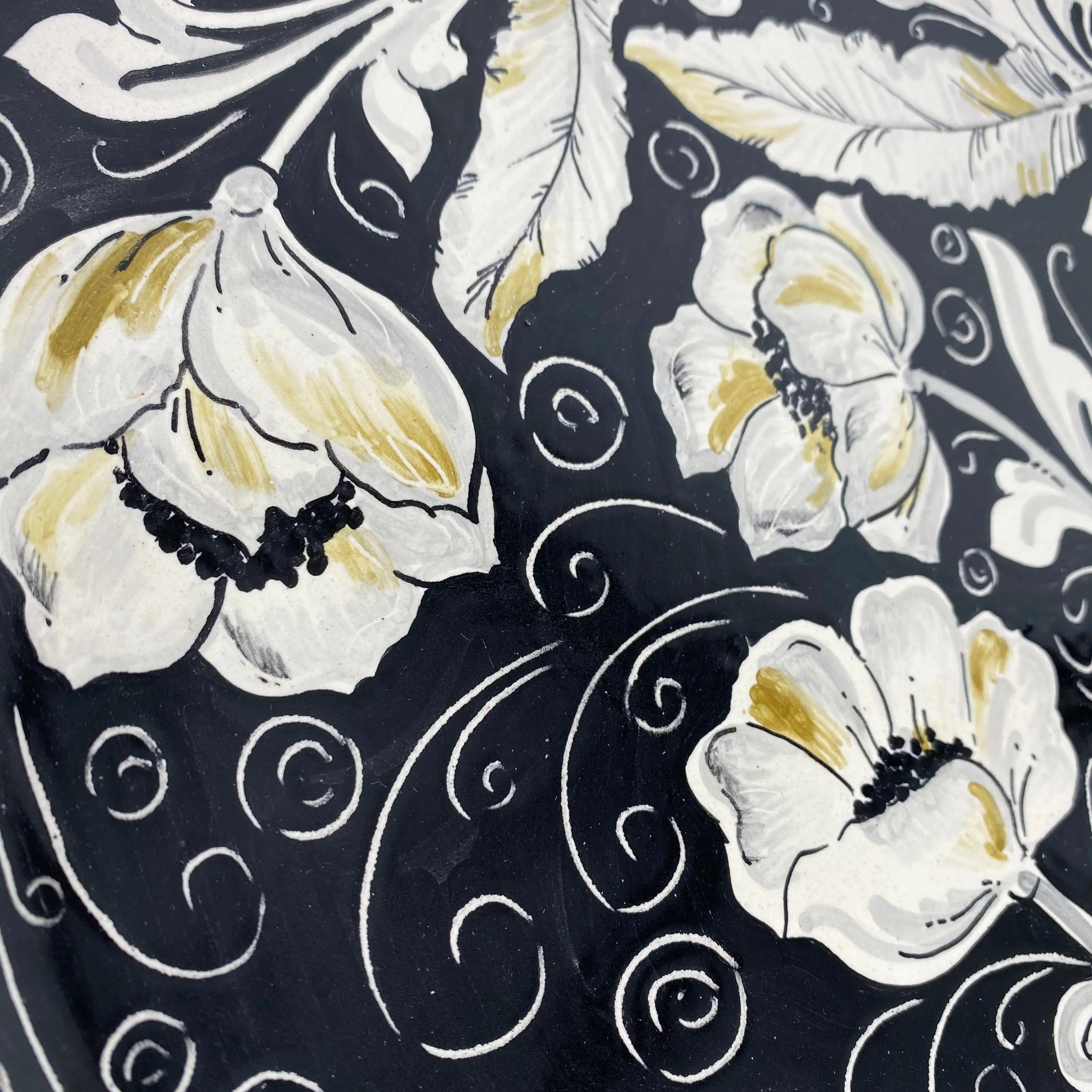 Piatto Decorativo dipinto a mano diametro cm 30 Decoro “Venus” Ocra DD CERAMICHE SICILIANE