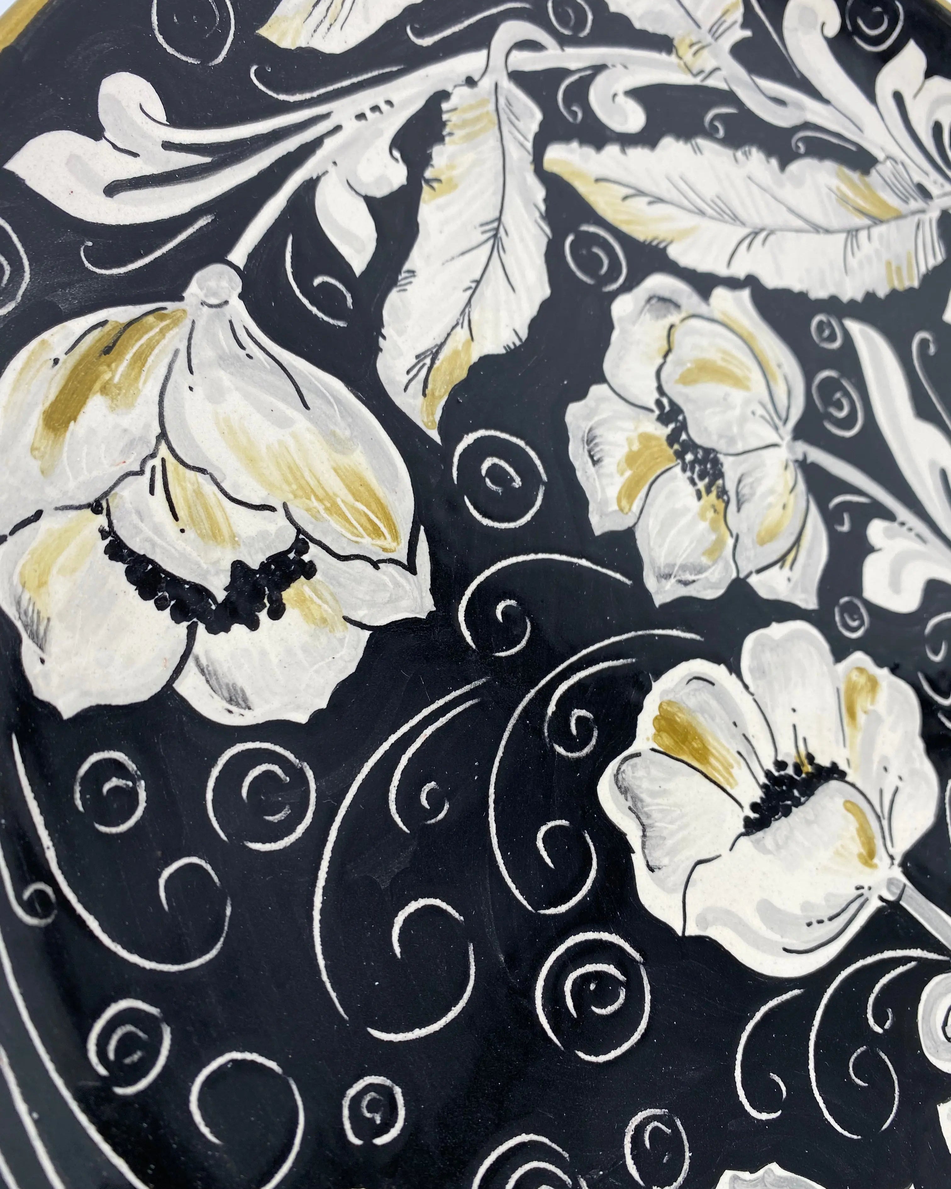 Piatto Decorativo dipinto a mano diametro cm 30 Decoro “Venus” Ocra DD CERAMICHE SICILIANE