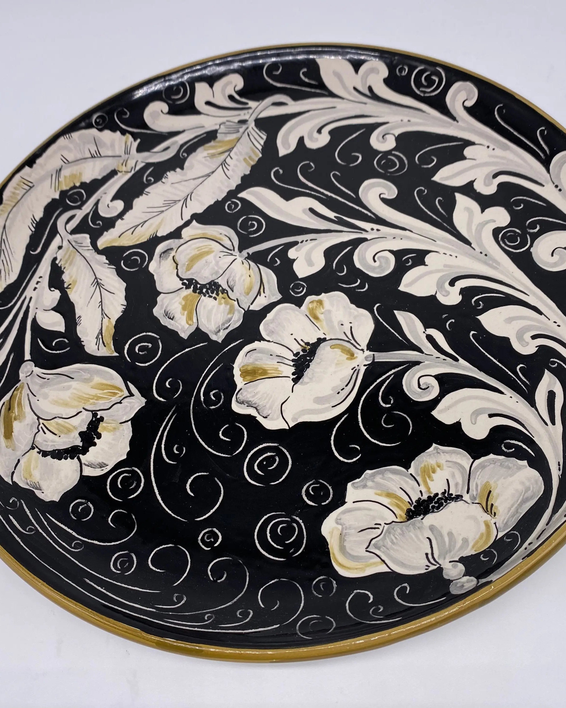 Piatto Decorativo dipinto a mano diametro cm 30 Decoro “Venus” Ocra DD CERAMICHE SICILIANE