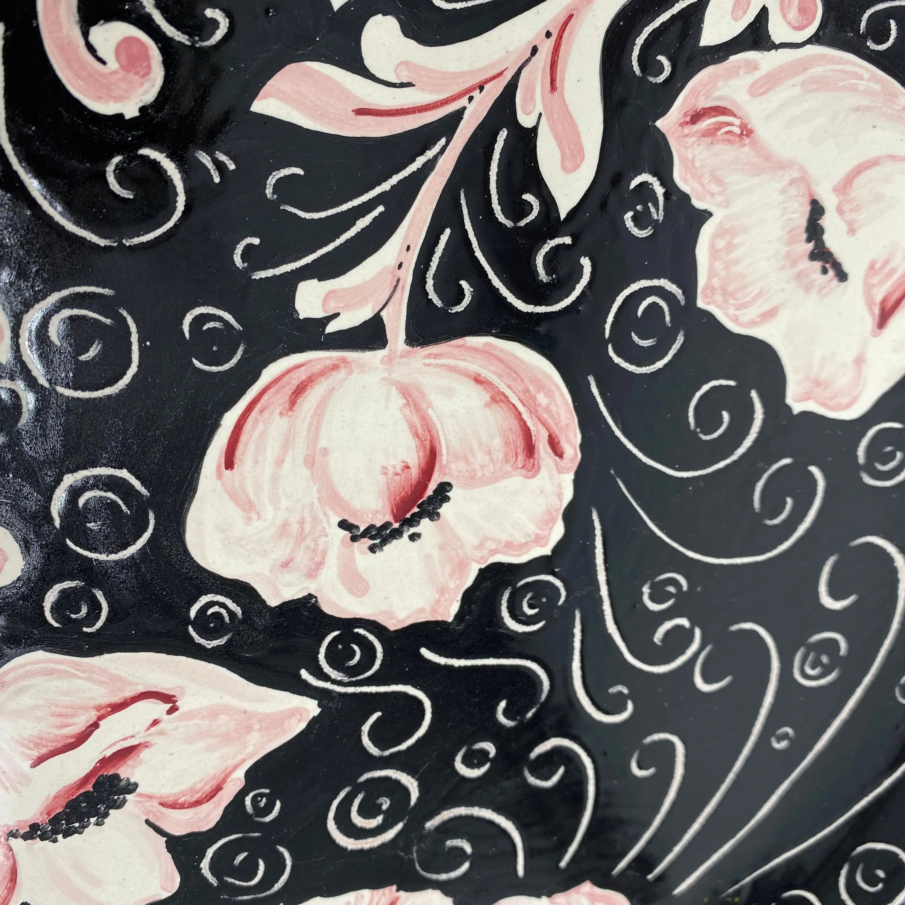 Piatto Decorativo dipinto a mano diametro cm 30 Decoro “Venus” Rosa DD CERAMICHE SICILIANE