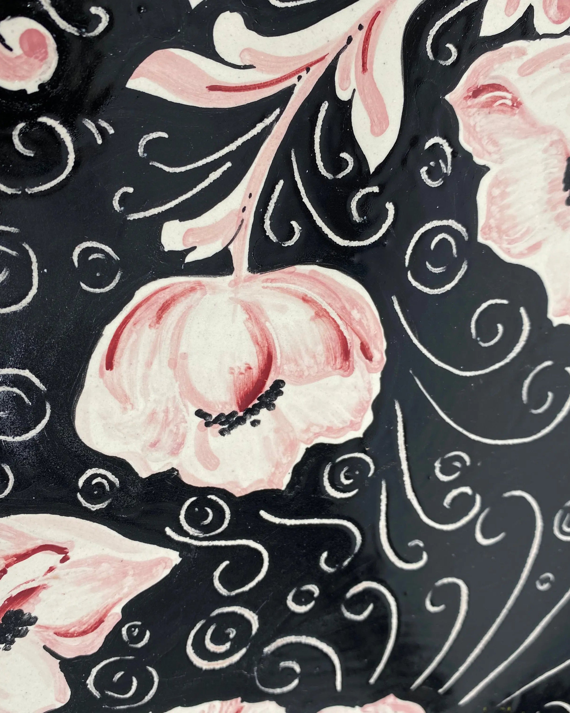 Piatto Decorativo dipinto a mano diametro cm 30 Decoro “Venus” Rosa DD CERAMICHE SICILIANE