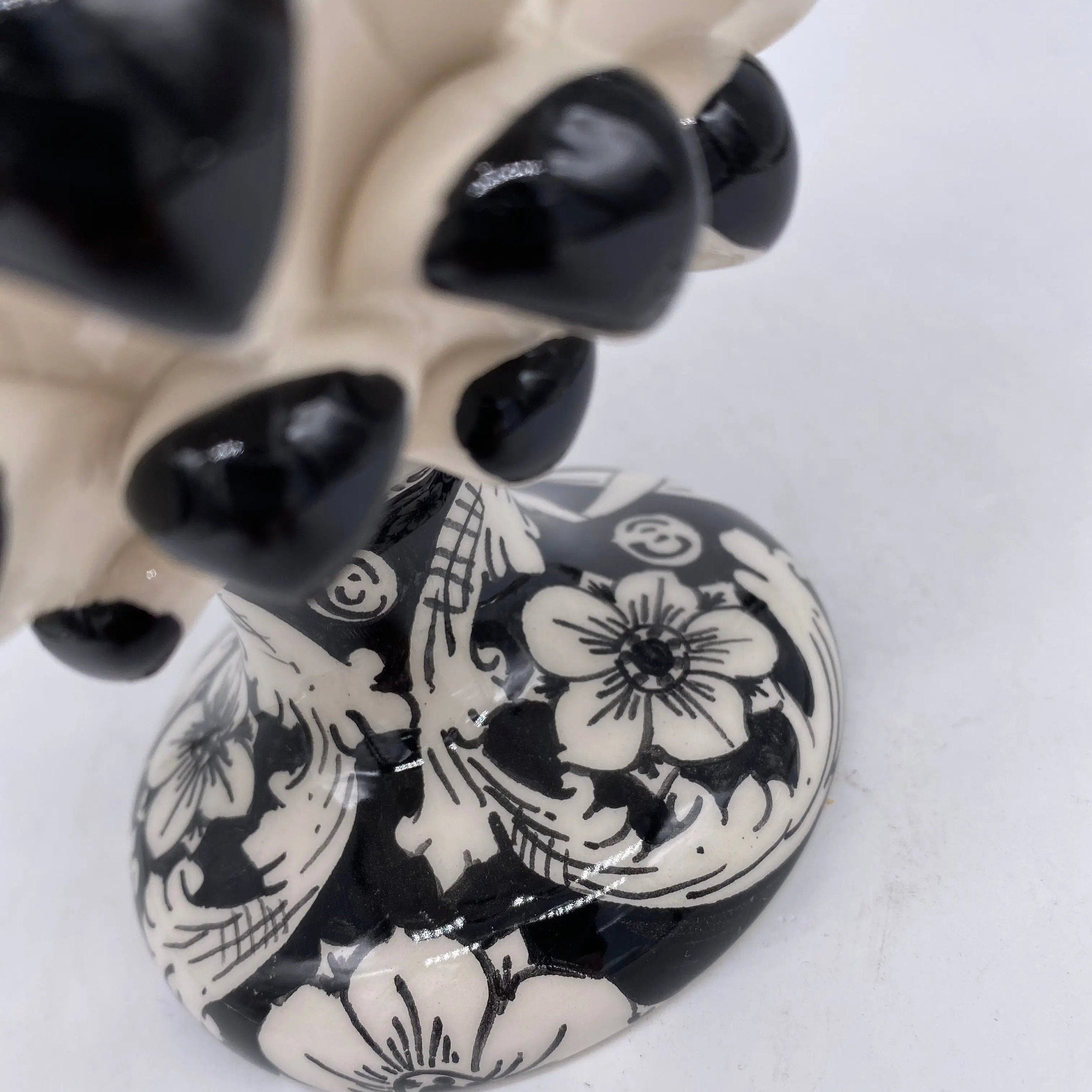 Pigna Ceramica Caltagirone cm H.20 Artigianale Base Decorata Punte Nero DD CERAMICHE SICILIANE