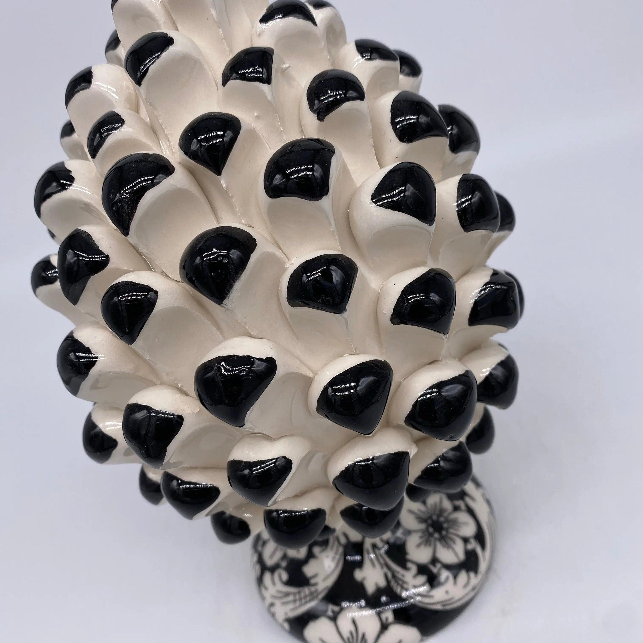 Pigna Ceramica Caltagirone cm H.20 Artigianale Base Decorata Punte Nero DD CERAMICHE SICILIANE