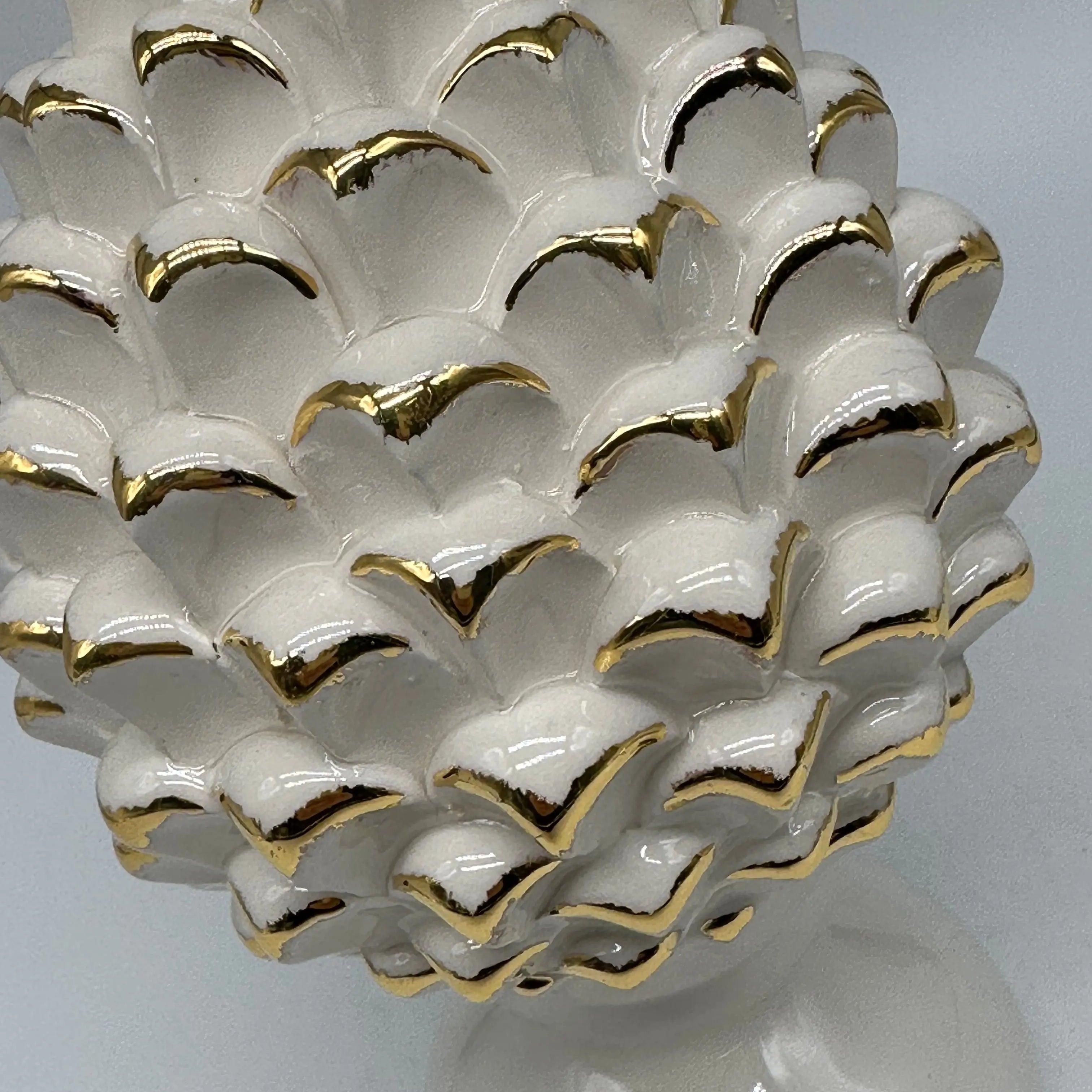 Pigna Ceramica Caltagirone cm H.20 Artigianale Bianco Oro Linea Luis DD CERAMICHE SICILIANE