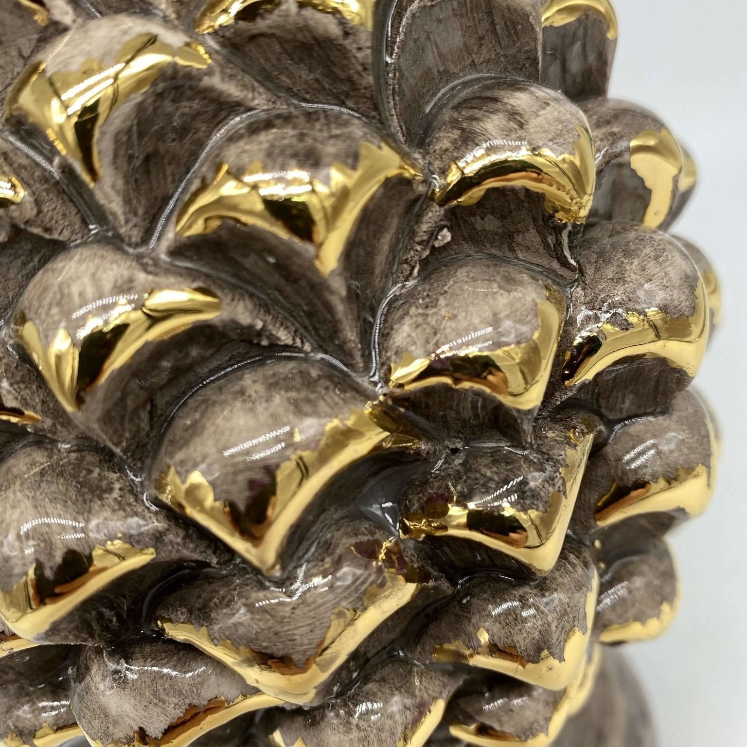 Pigna Ceramica Caltagirone cm H.20 Artigianale Écru Oro Linea Luis - DD CERAMICHE SICILIANE