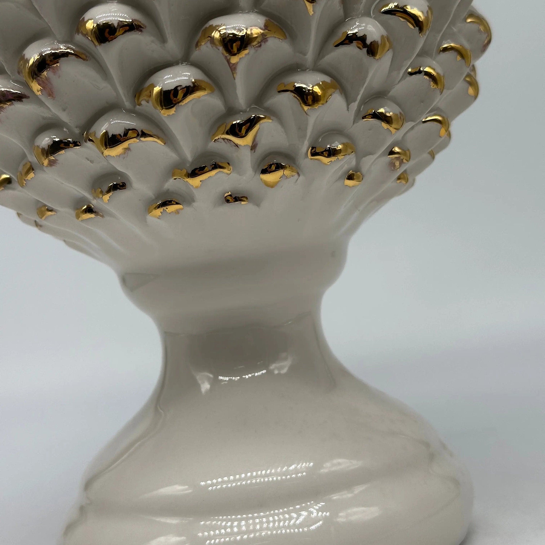 Pigna Ceramica Caltagirone cm H.28 L.17 Artigianale Bianco Oro Linea Luis DD CERAMICHE SICILIANE
