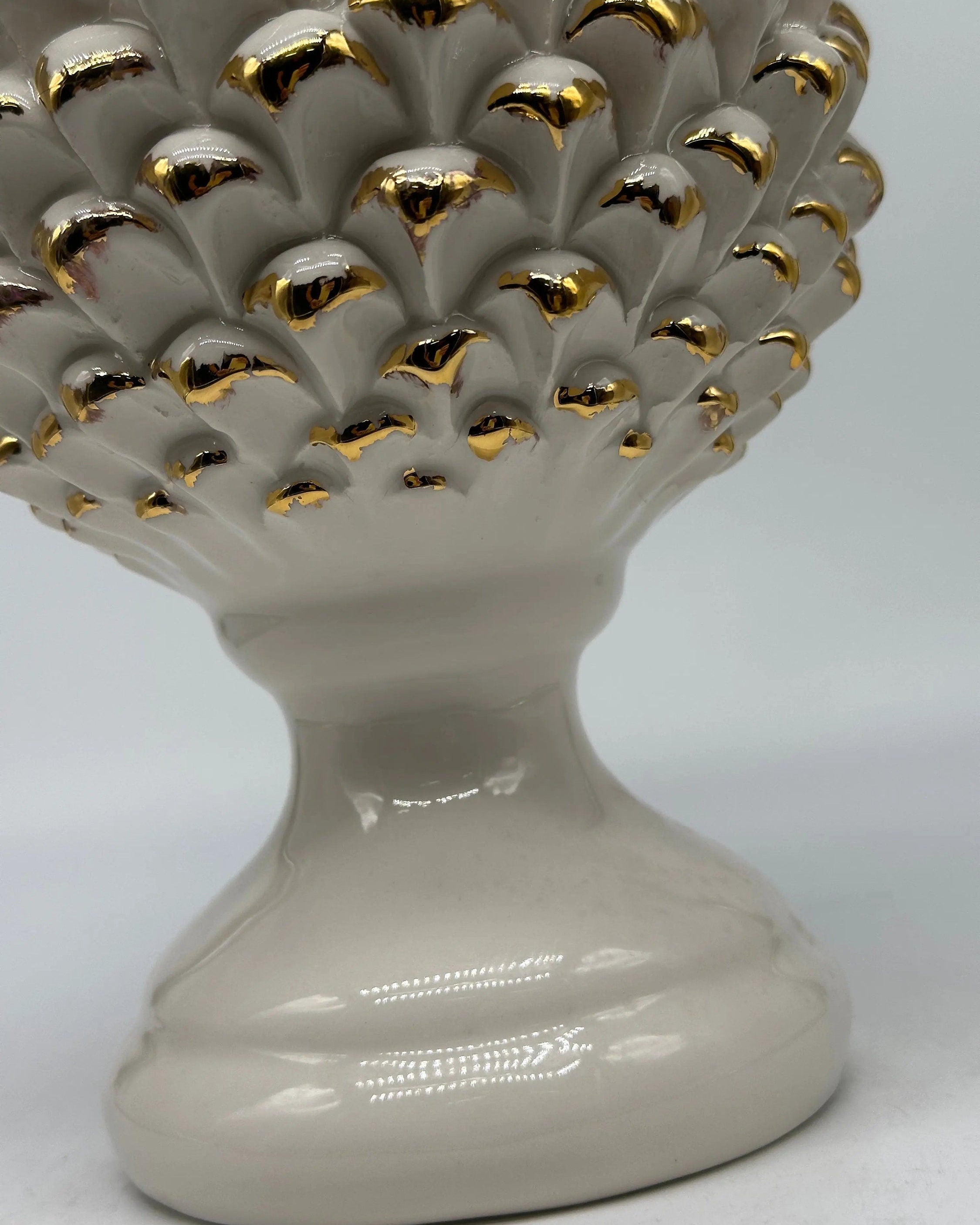 Pigna Ceramica Caltagirone cm H.28 L.17 Artigianale Bianco Oro Linea Luis DD CERAMICHE SICILIANE