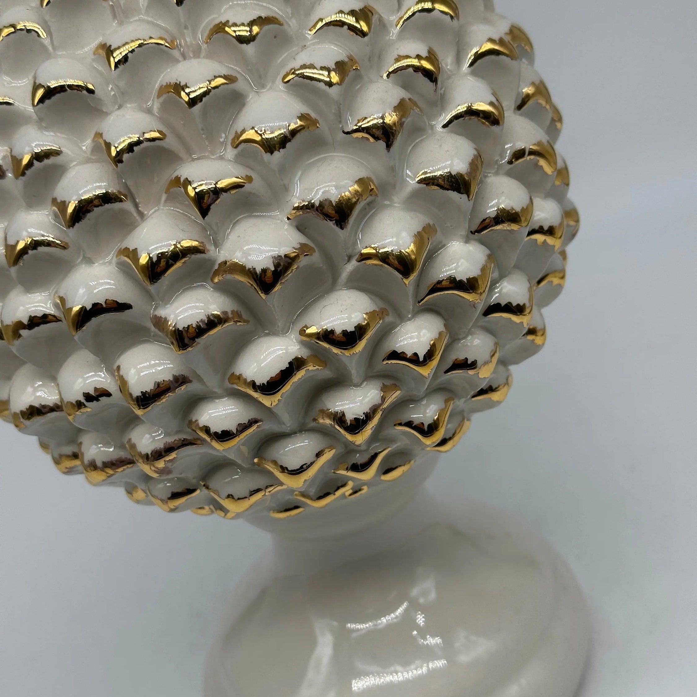 Pigna Ceramica Caltagirone cm H.28 L.17 Artigianale Bianco Oro Linea Luis DD CERAMICHE SICILIANE