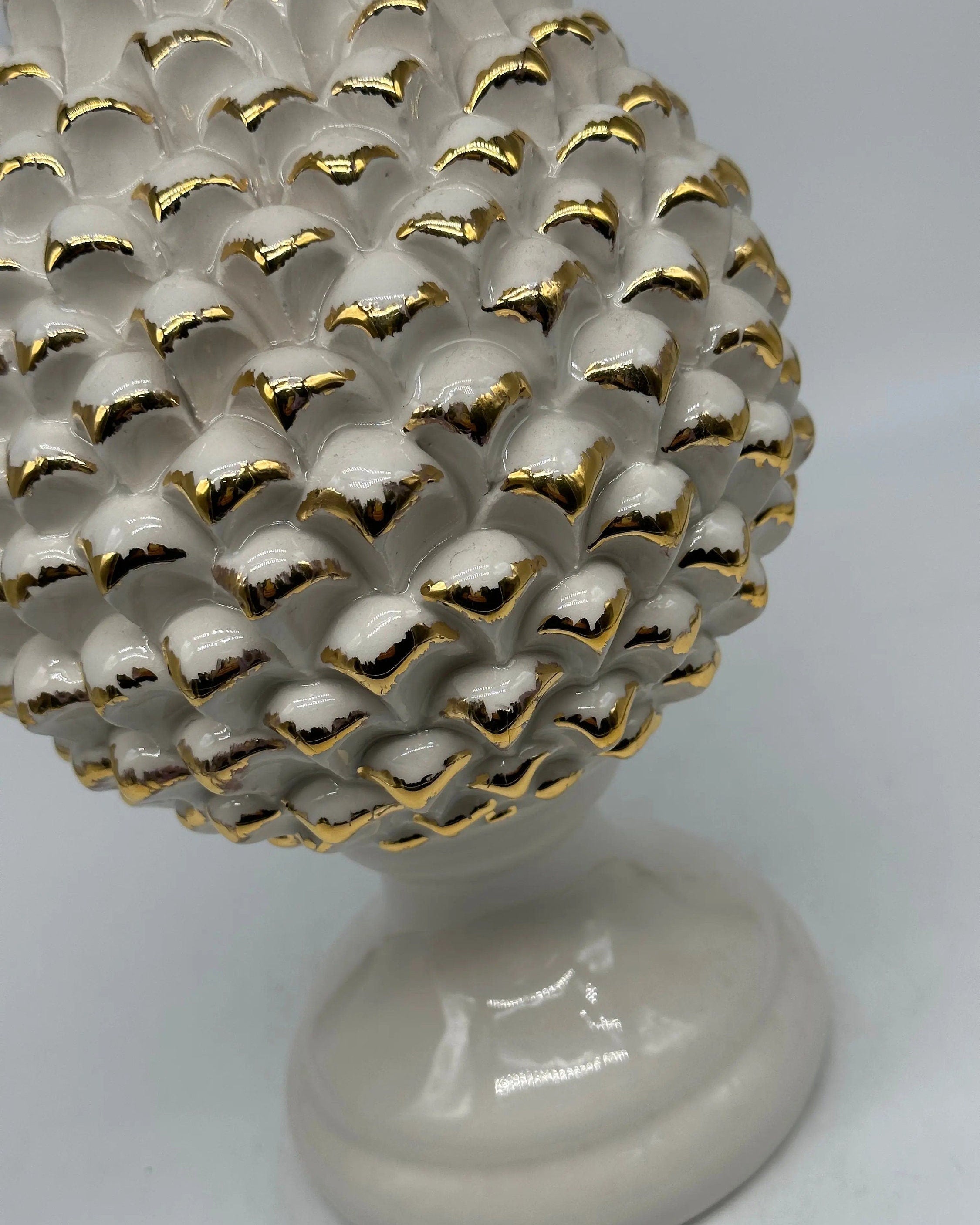 Pigna Ceramica Caltagirone cm H.28 L.17 Artigianale Bianco Oro Linea Luis DD CERAMICHE SICILIANE