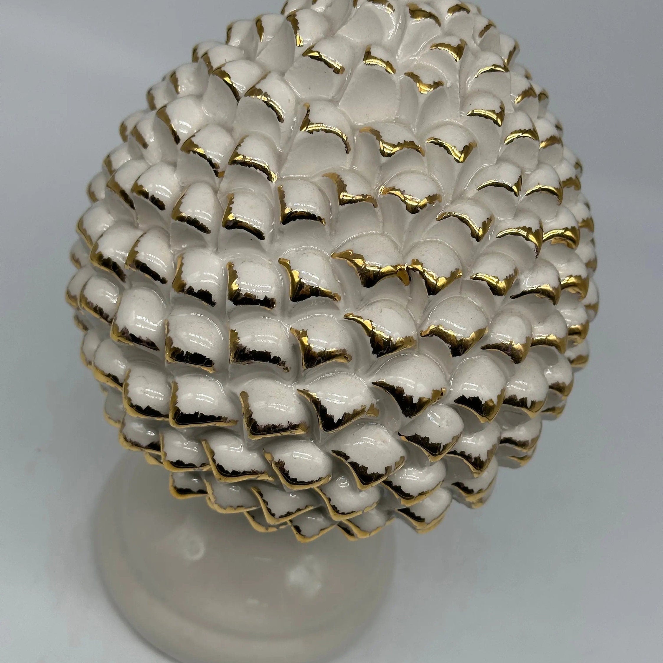 Pigna Ceramica Caltagirone cm H.28 L.17 Artigianale Bianco Oro Linea Luis DD CERAMICHE SICILIANE