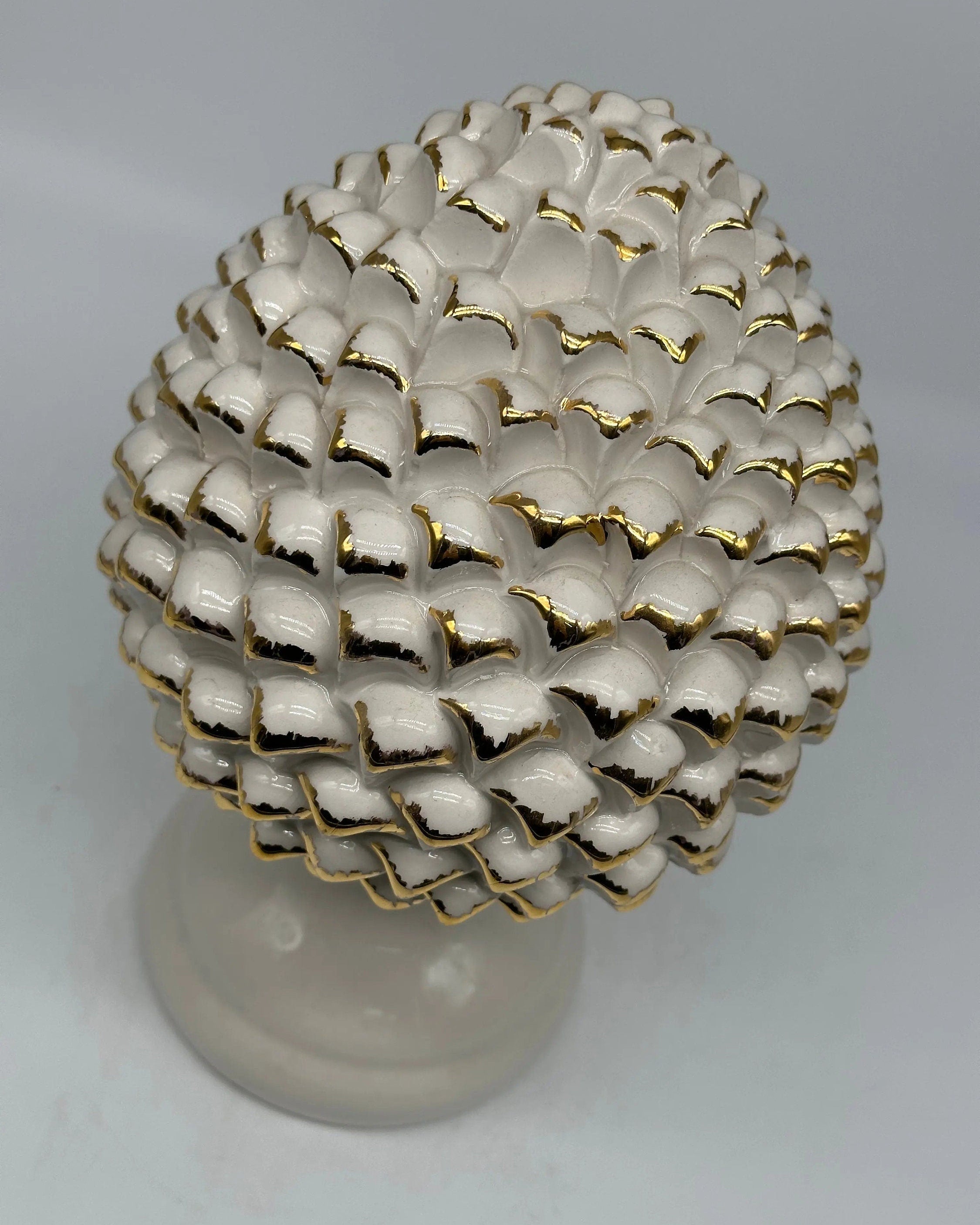 Pigna Ceramica Caltagirone cm H.28 L.17 Artigianale Bianco Oro Linea Luis DD CERAMICHE SICILIANE