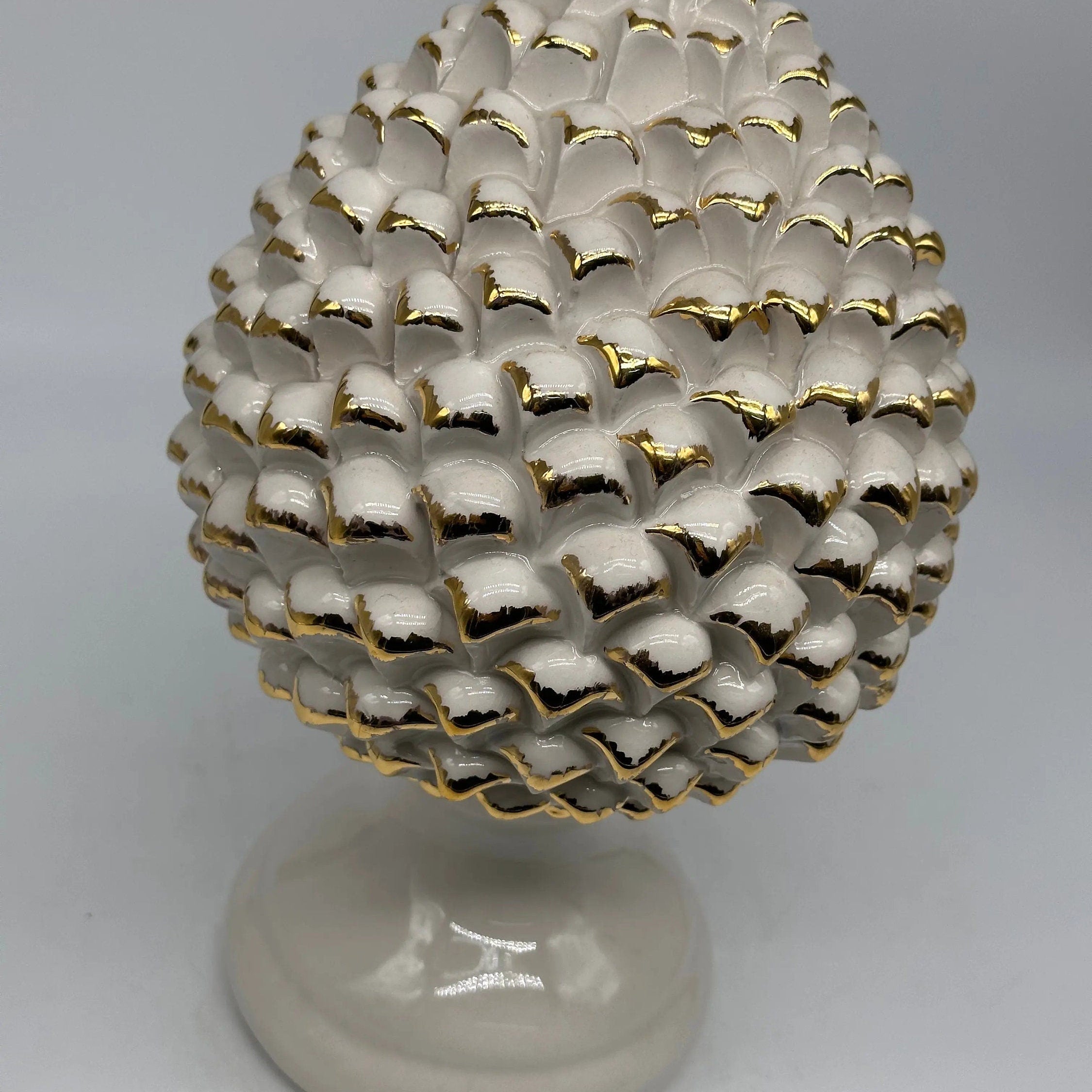 Pigna Ceramica Caltagirone cm H.28 L.17 Artigianale Bianco Oro Linea Luis DD CERAMICHE SICILIANE